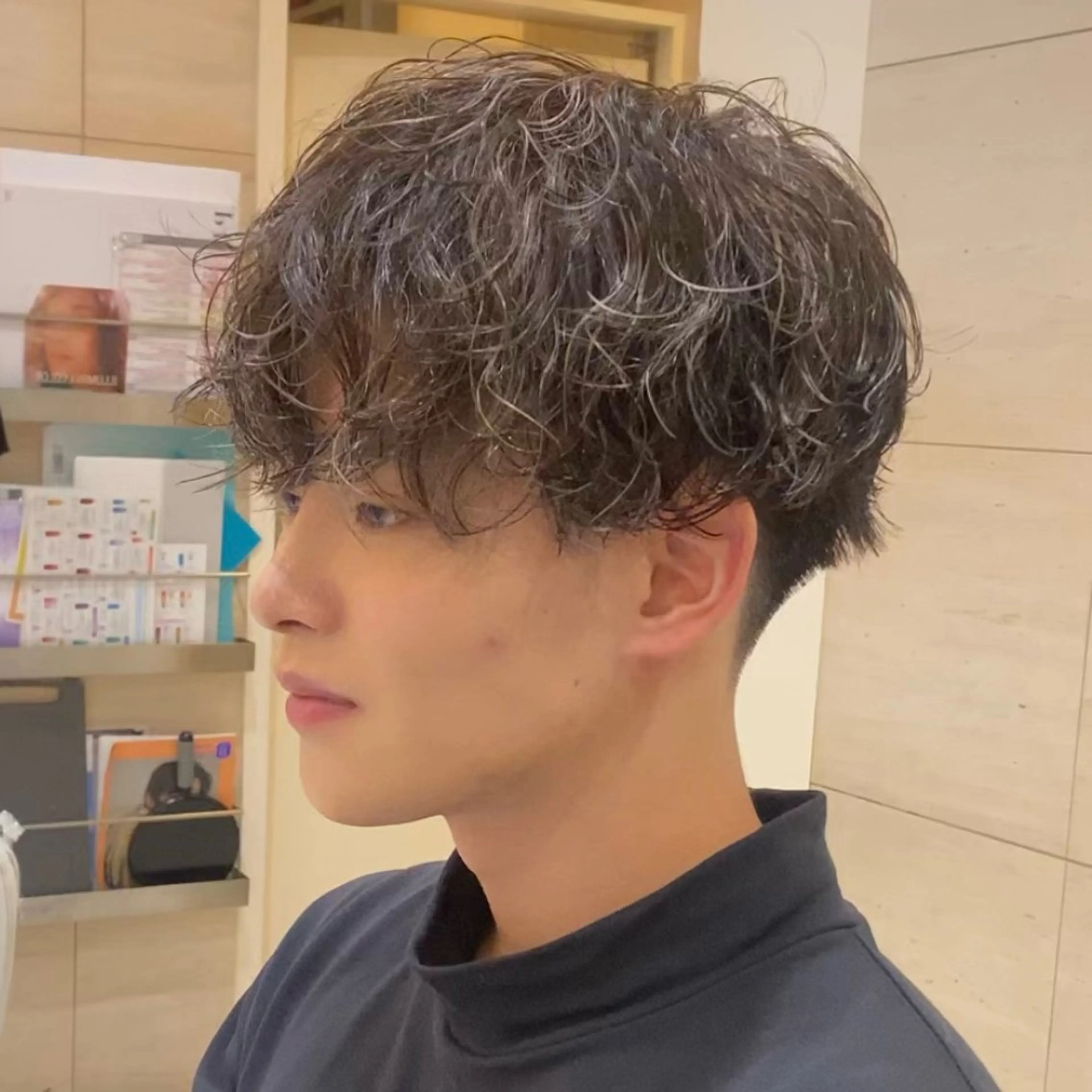 メンズ センターパート ダウンパーマ カルマパーマ マッシュ メンズパーマ カット パーマ 新宿/韓国メンズ RIKUパーマのヘアスタイル