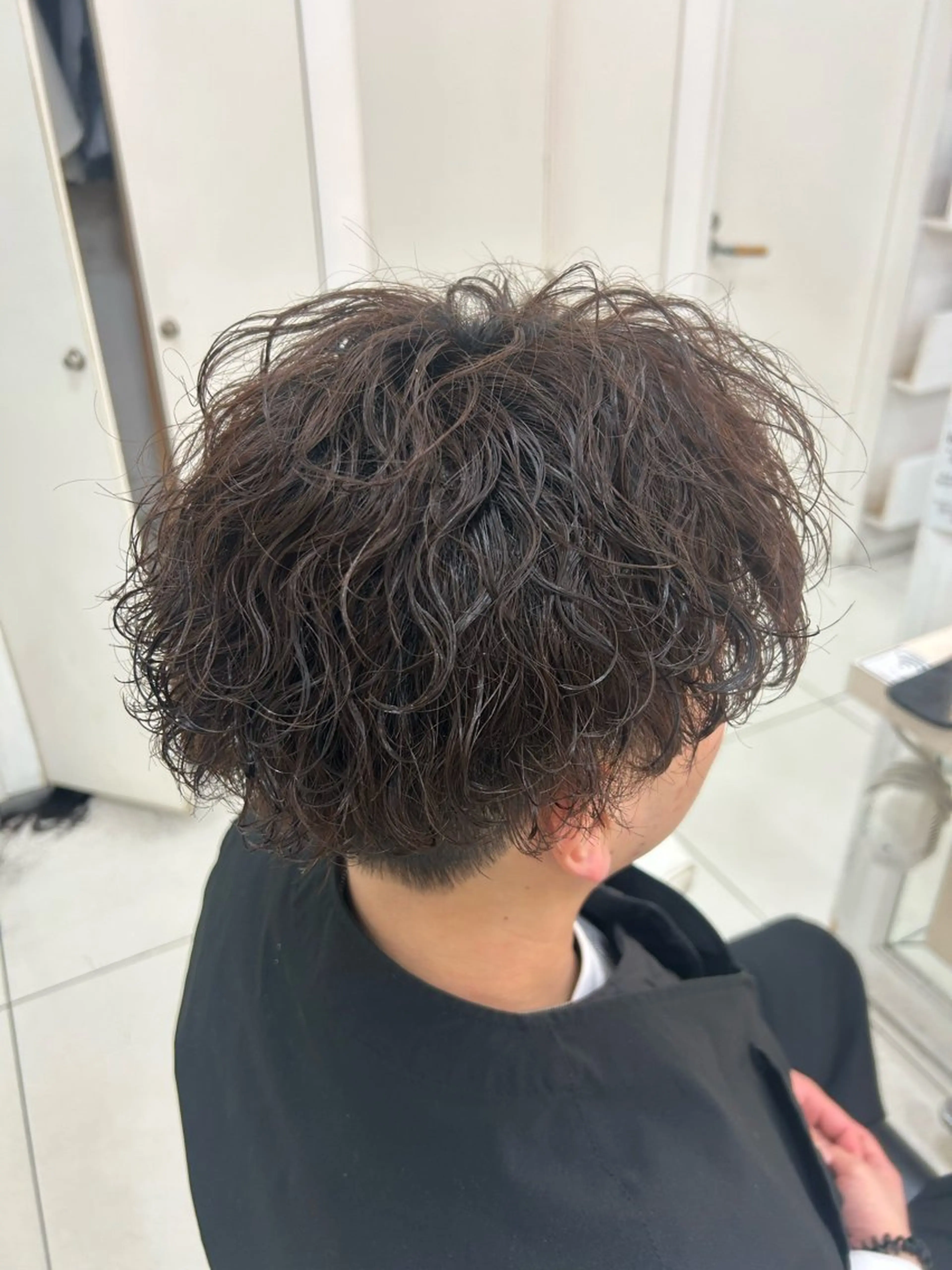 カラー パーマ メンズ センターパート フェードカット フェザーパーマ カルマパーマ マッシュ 髪質改善/艶カラー/ メンズパーマ/鈴木のヘアスタイル