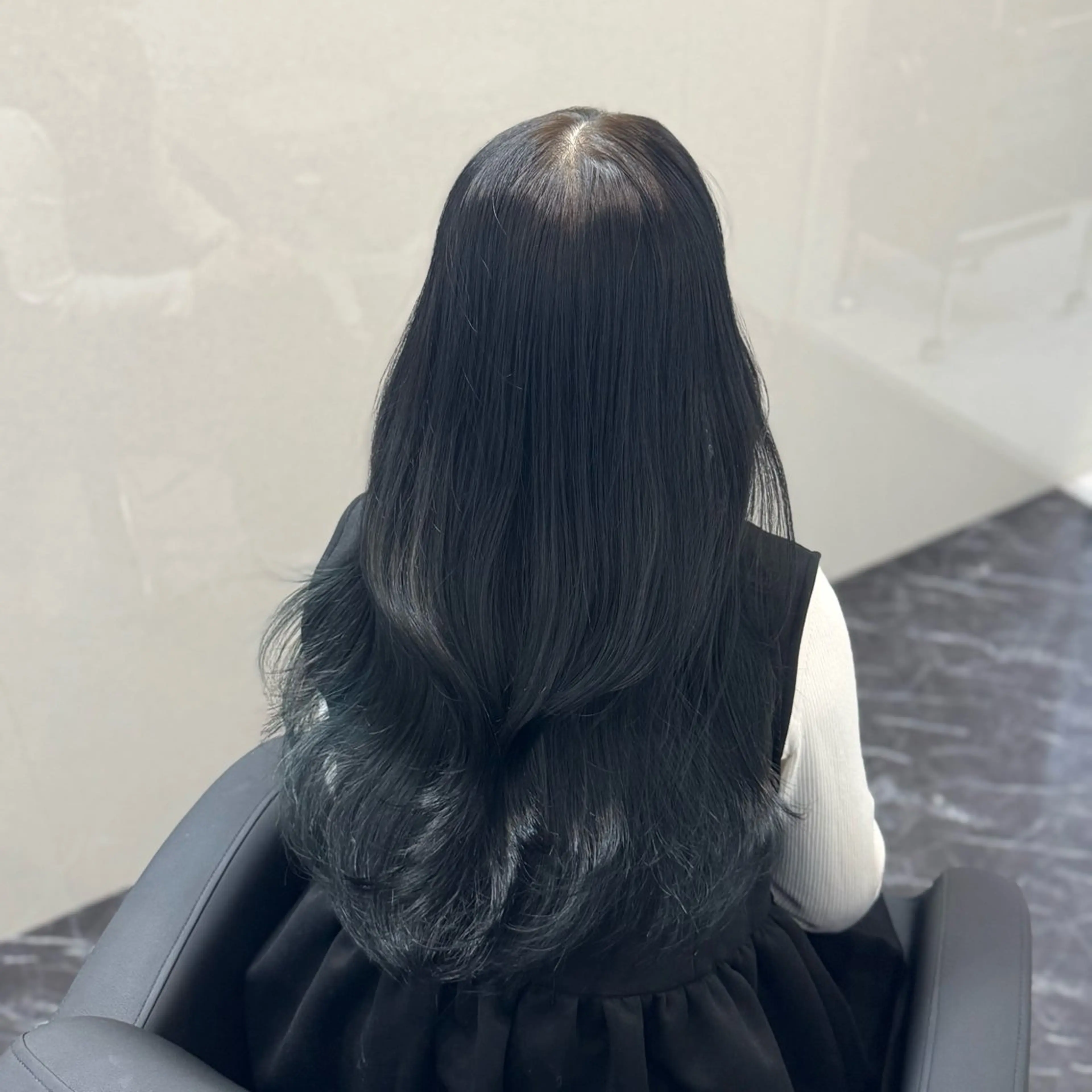 ロング カラー パーマ ヘアアレンジ メンズ キッズ メンズ韓国風 黒髪 ブルーカラー ブルーブラック レッドカラー ブリーチなし Ⅰ 髪質改善カラーのヘアスタイル