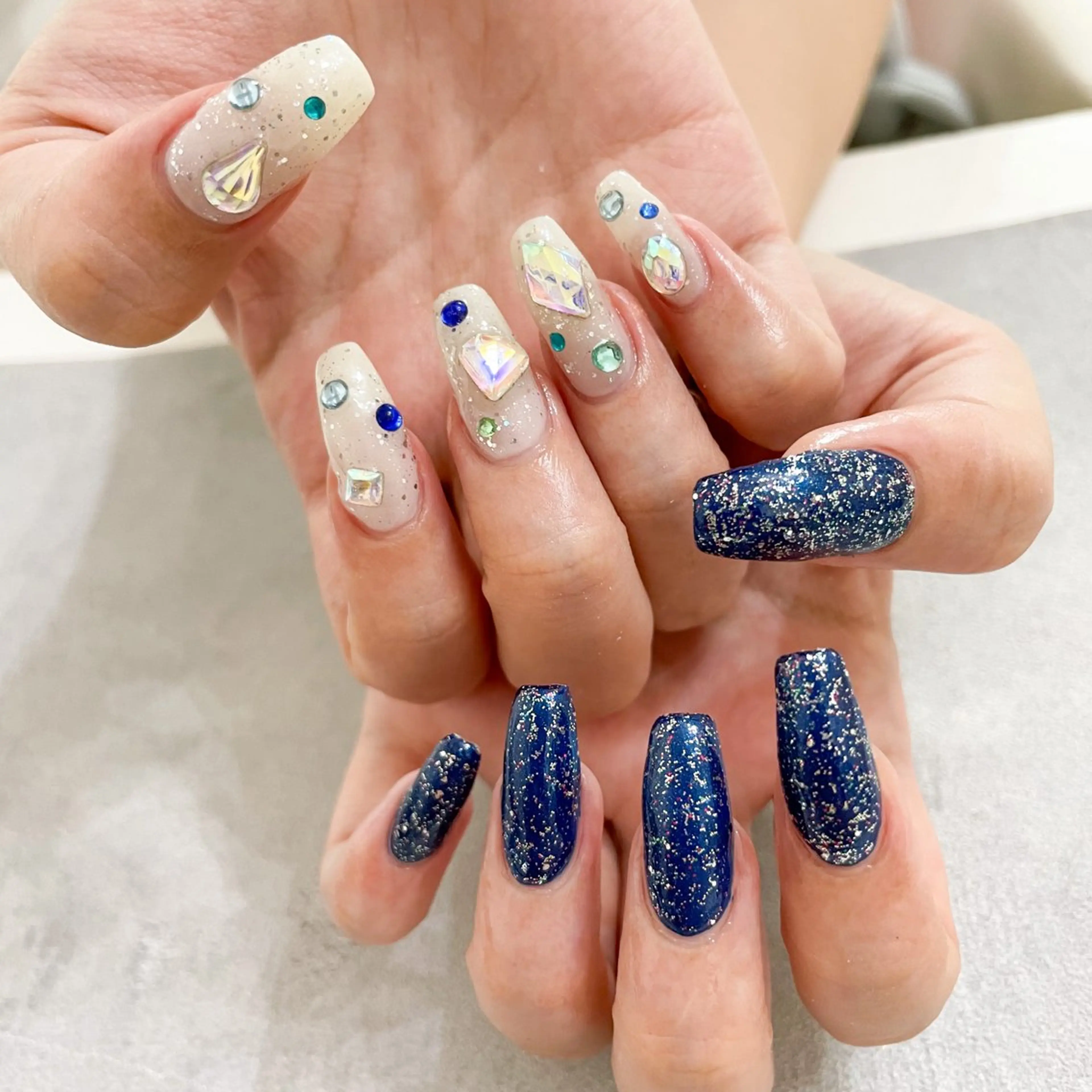 ネイル ハンドネイル ゴテゴテ💙ワンホン リオナのネイルデザイン