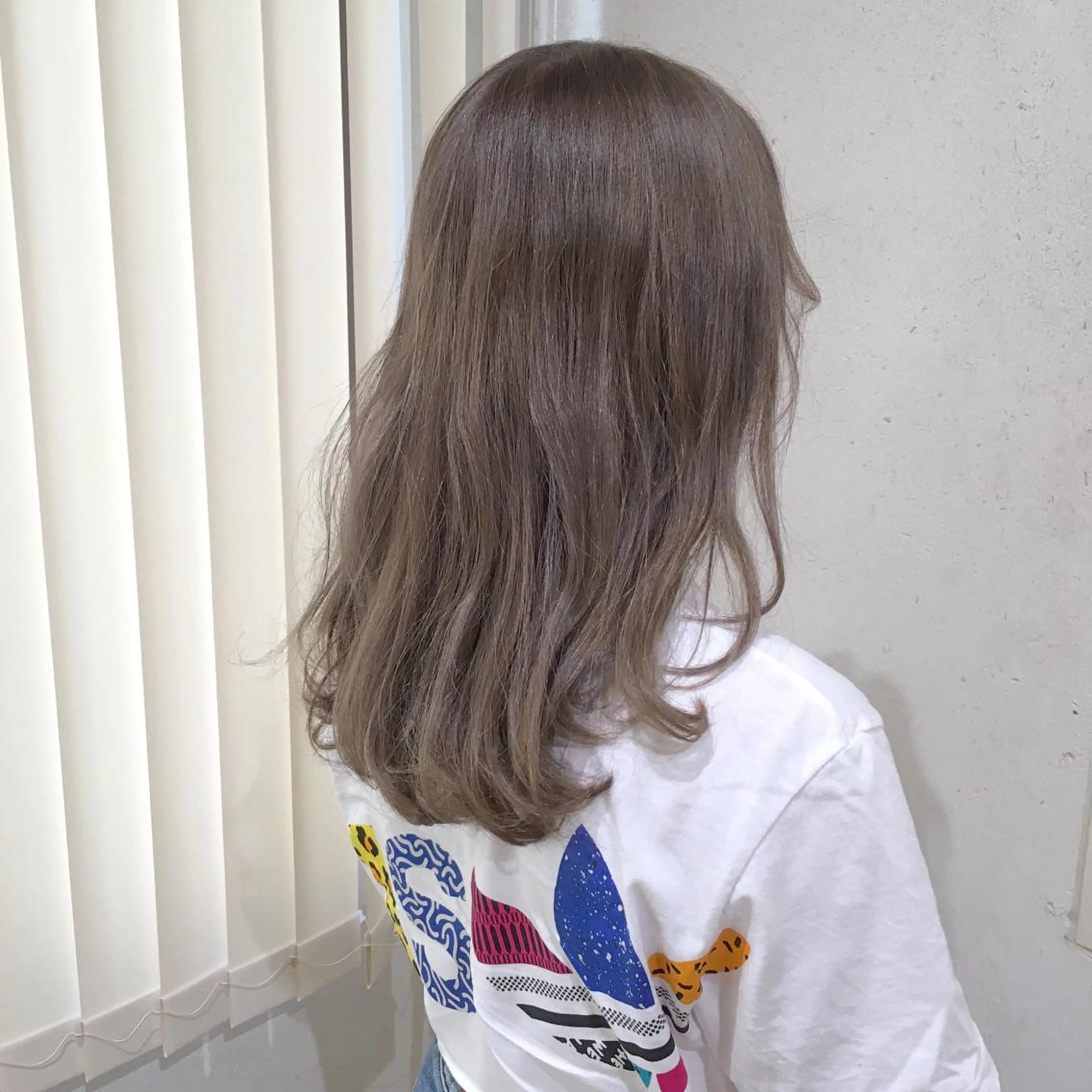 セミロング カラー パーマ ヘアアレンジ グレージュ イルミナカラー ハイトーン特化🤍 浦住のヘアスタイル