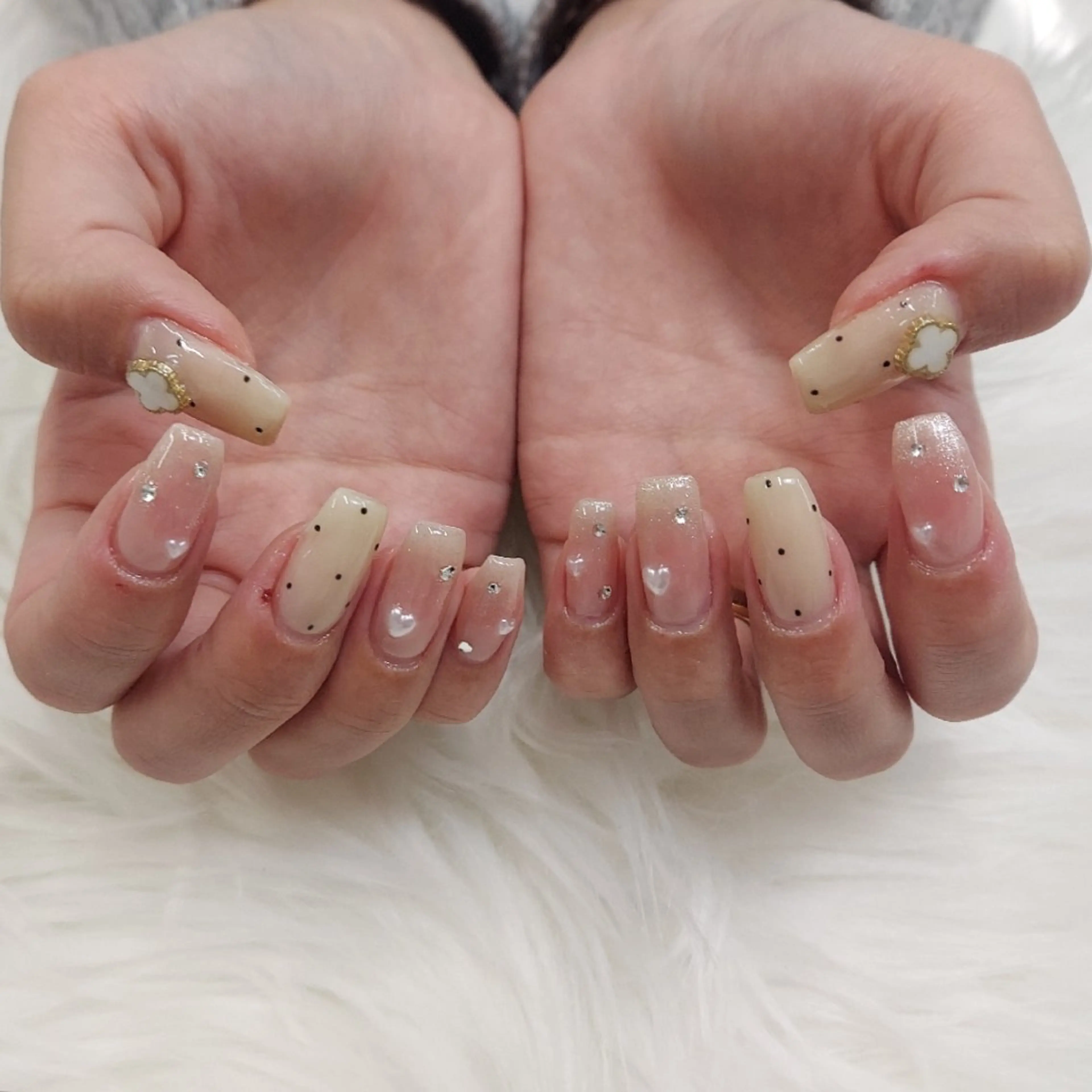 ネイル チークネイル ドット ハンドネイル I.NAILS 布施店所属・I.NAILS布施店 Yamasakiのネイルデザイン