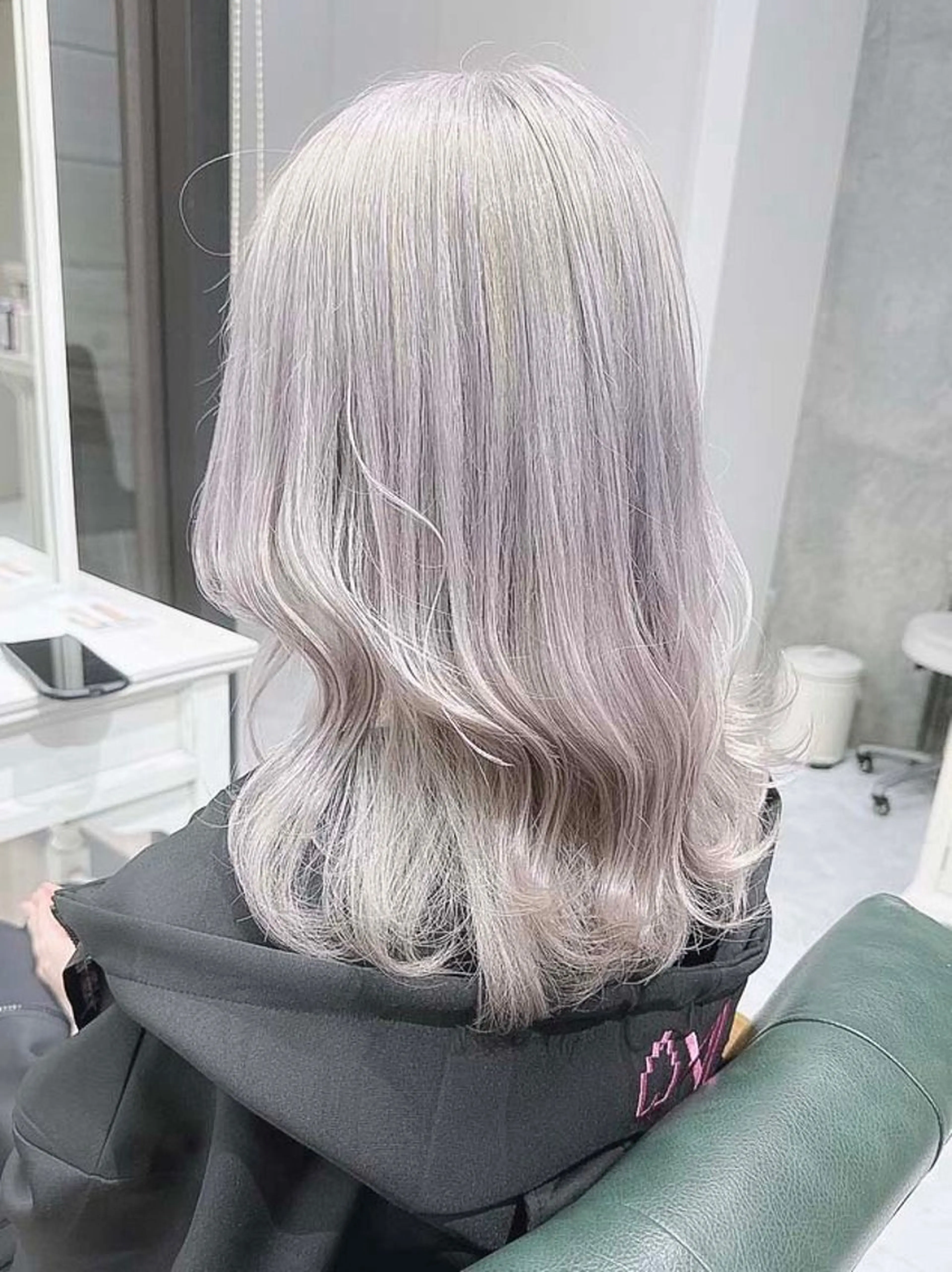 セミロング カラー ヘアアレンジ ブリーチ ケアブリーチ 透明感カラー デザインカラー ハイトーンカラー 𝐑𝐈𝐍𝐊𝐀 🐷🖤のヘアスタイル