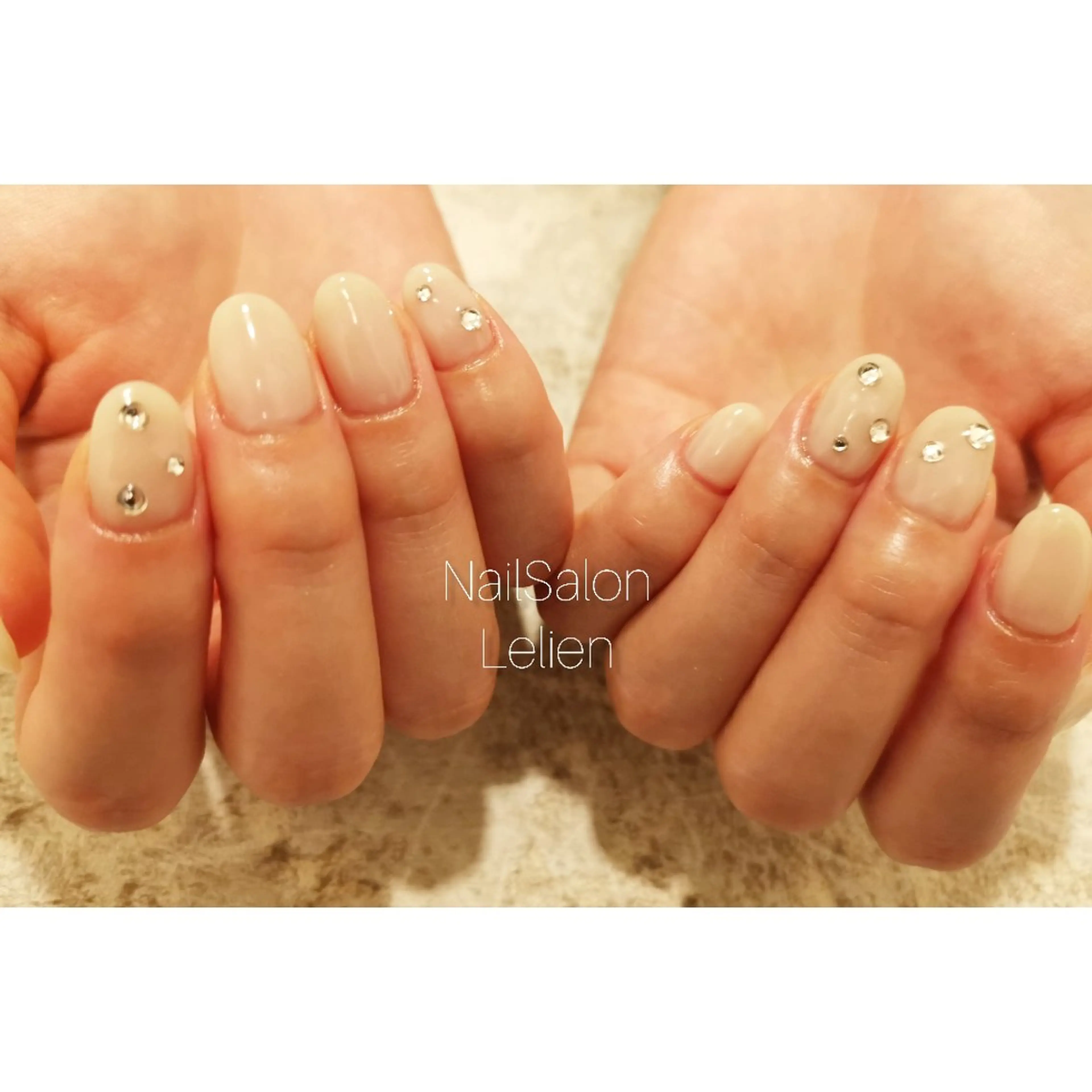 ネイル ストーンネイル ホワイト ハンドネイル 人気エリア💖完全個室【ルリエ】所属・ネイルサロン Lelienルリエのネイルデザイン