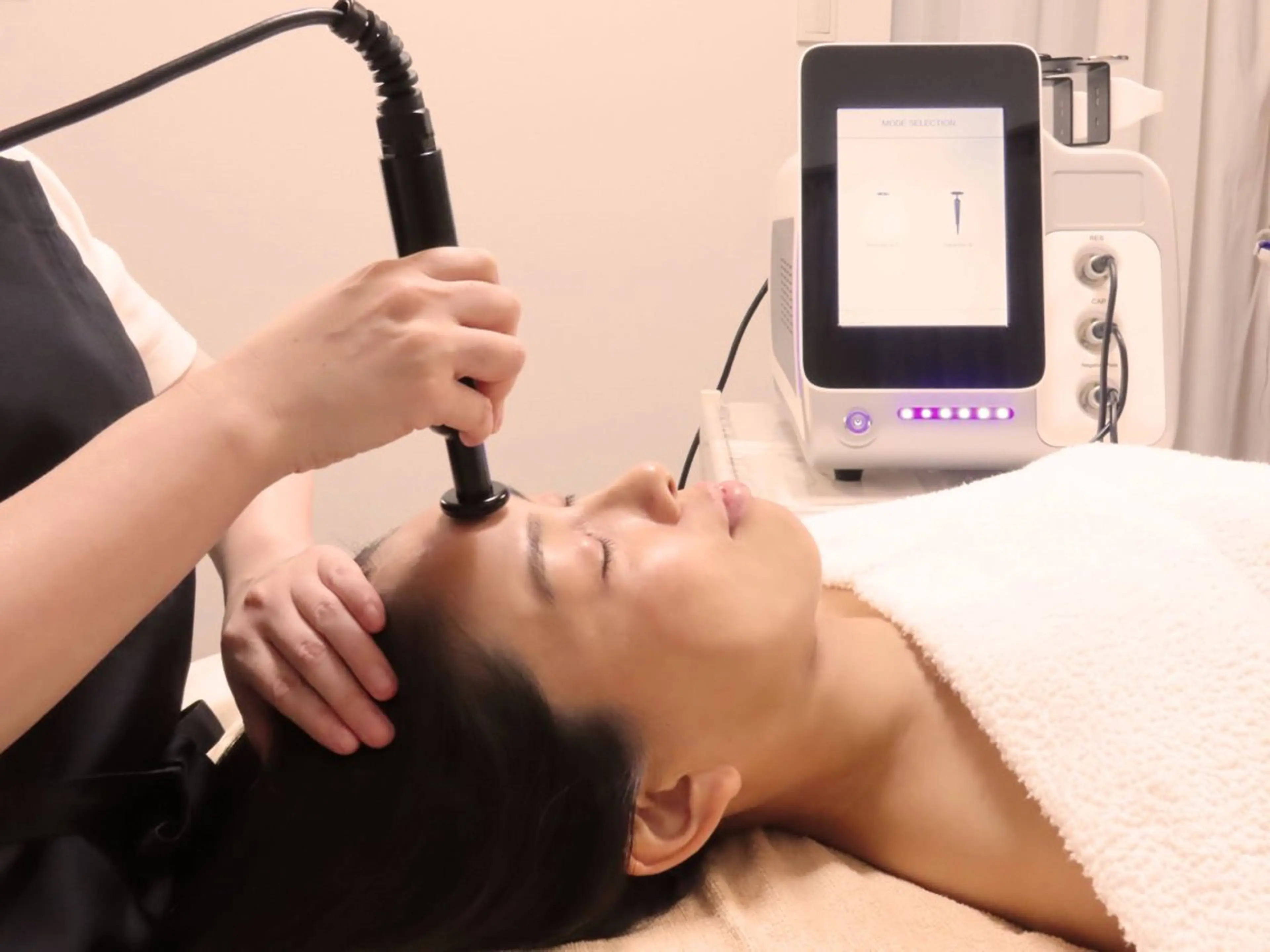 【小顔肩こり】高周波美容と顔とデコルテマッサージ鎮静パック付の写真