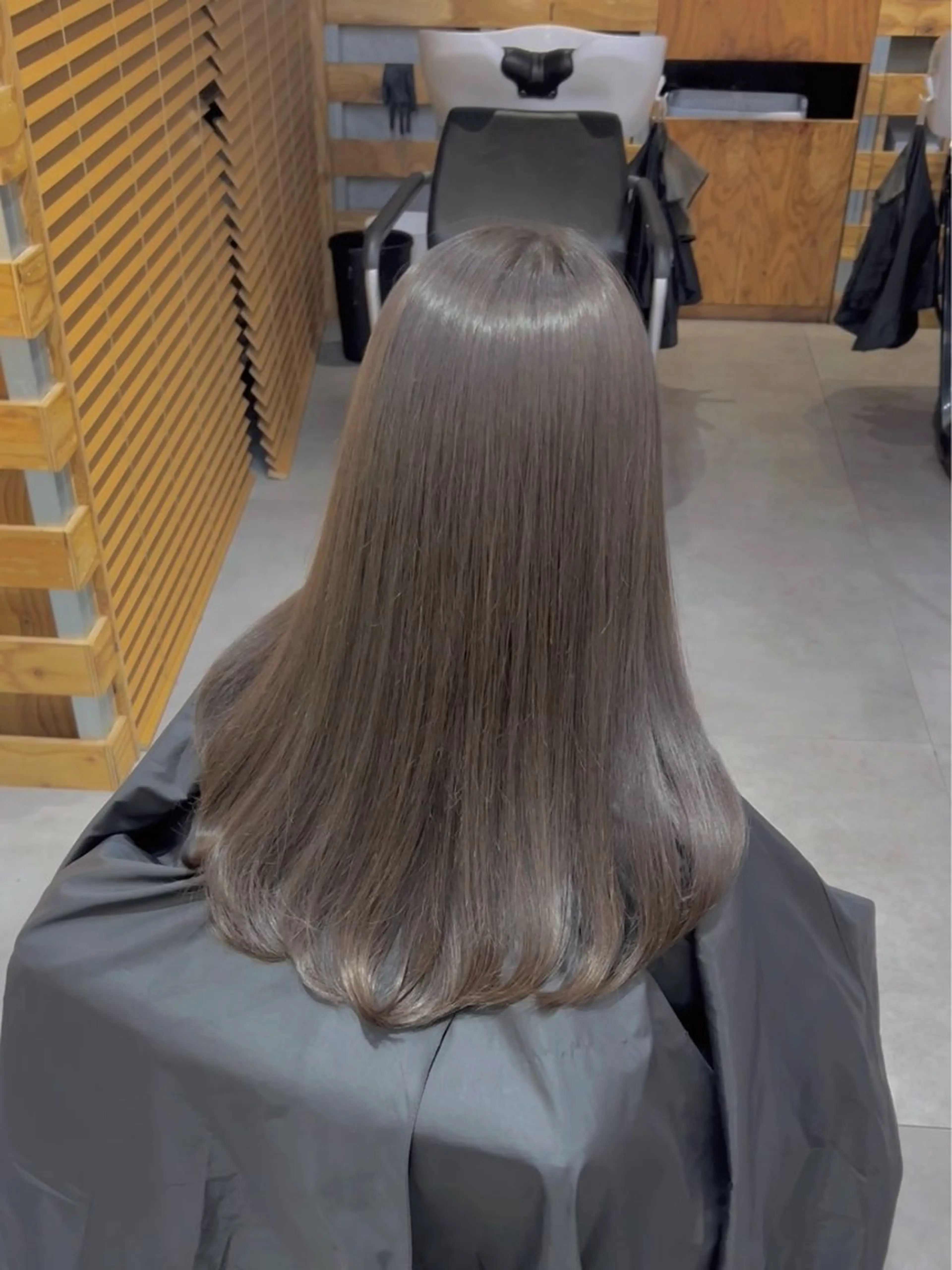 ロング カラー パーマ アッシュ アッシュグレー アッシュグレージュ ベージュカラー 黒髪 カット ヘアカラー トリートメント ブリーチなし/ ベージュ/akiraのヘアスタイル