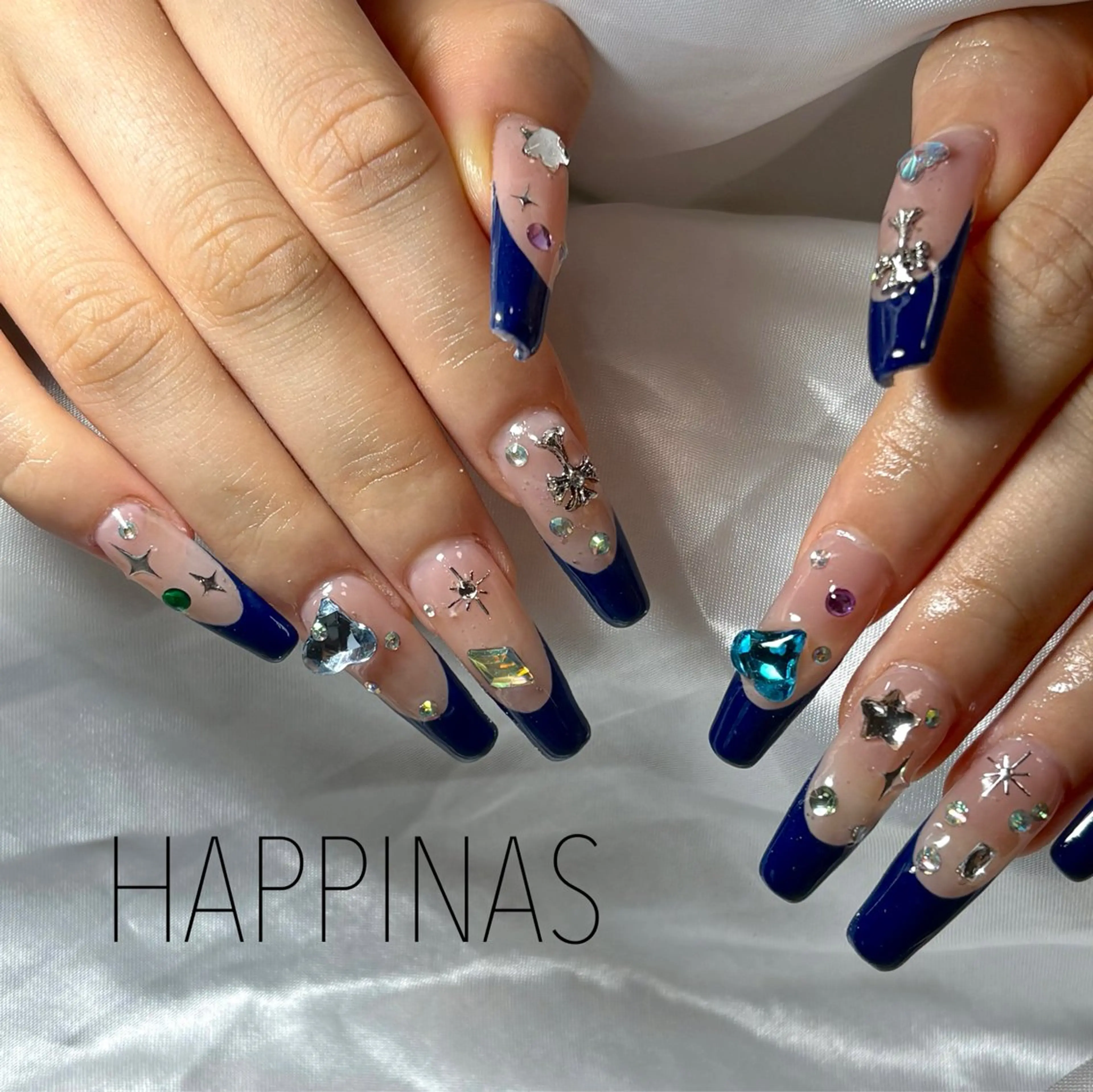 ネイル フレンチネイル キラキラネイル ネイビー ハンドネイル HAPPINAS所属・HAPPINAS kotomiのネイルデザイン