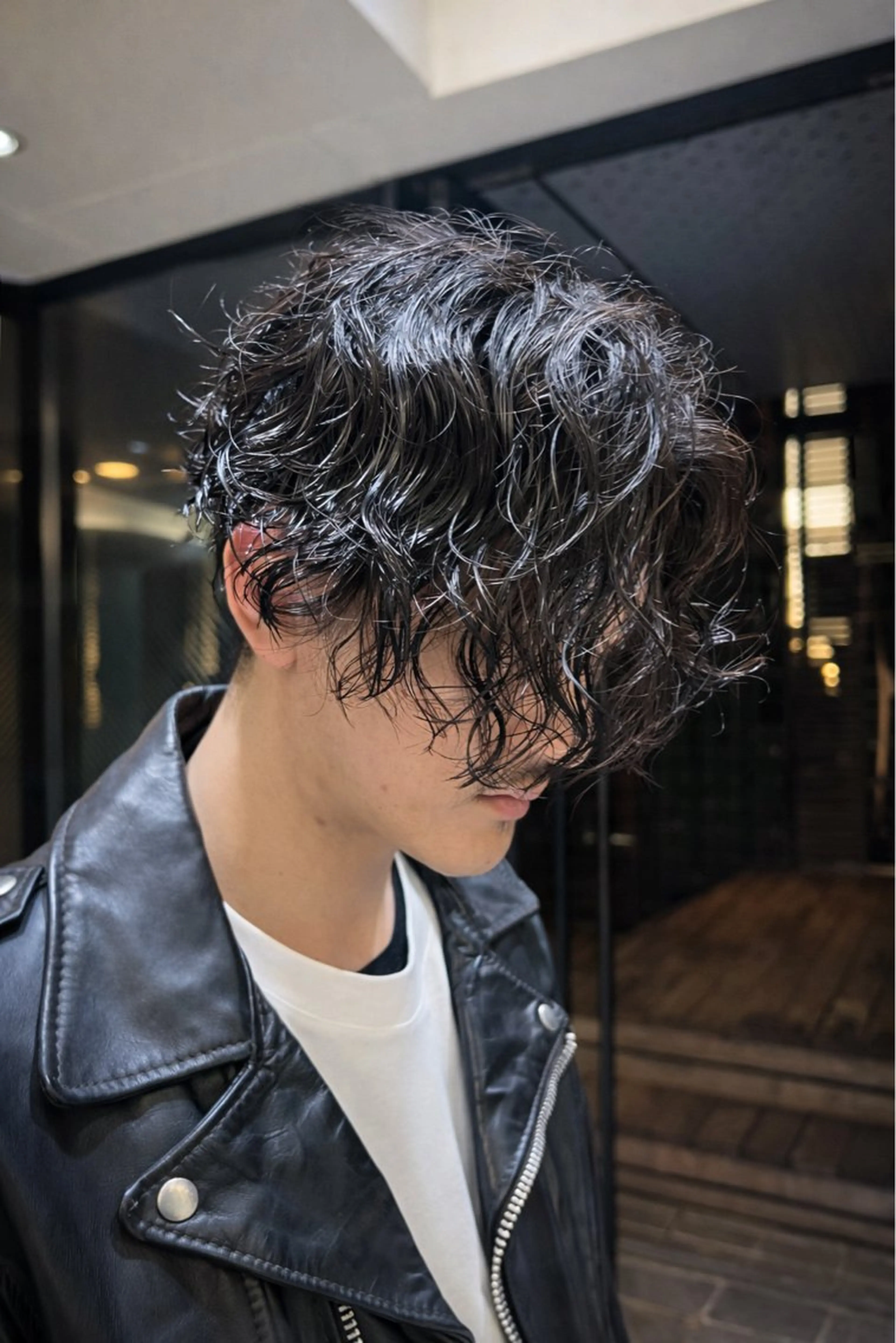 ミディアム パーマ メンズ ミディアムパーマ メンズパーマ メンズスパイラルパーマ スパイラルパーマ カット パーマ トリートメント メンズパーマ 岩成健志郎のヘアスタイル