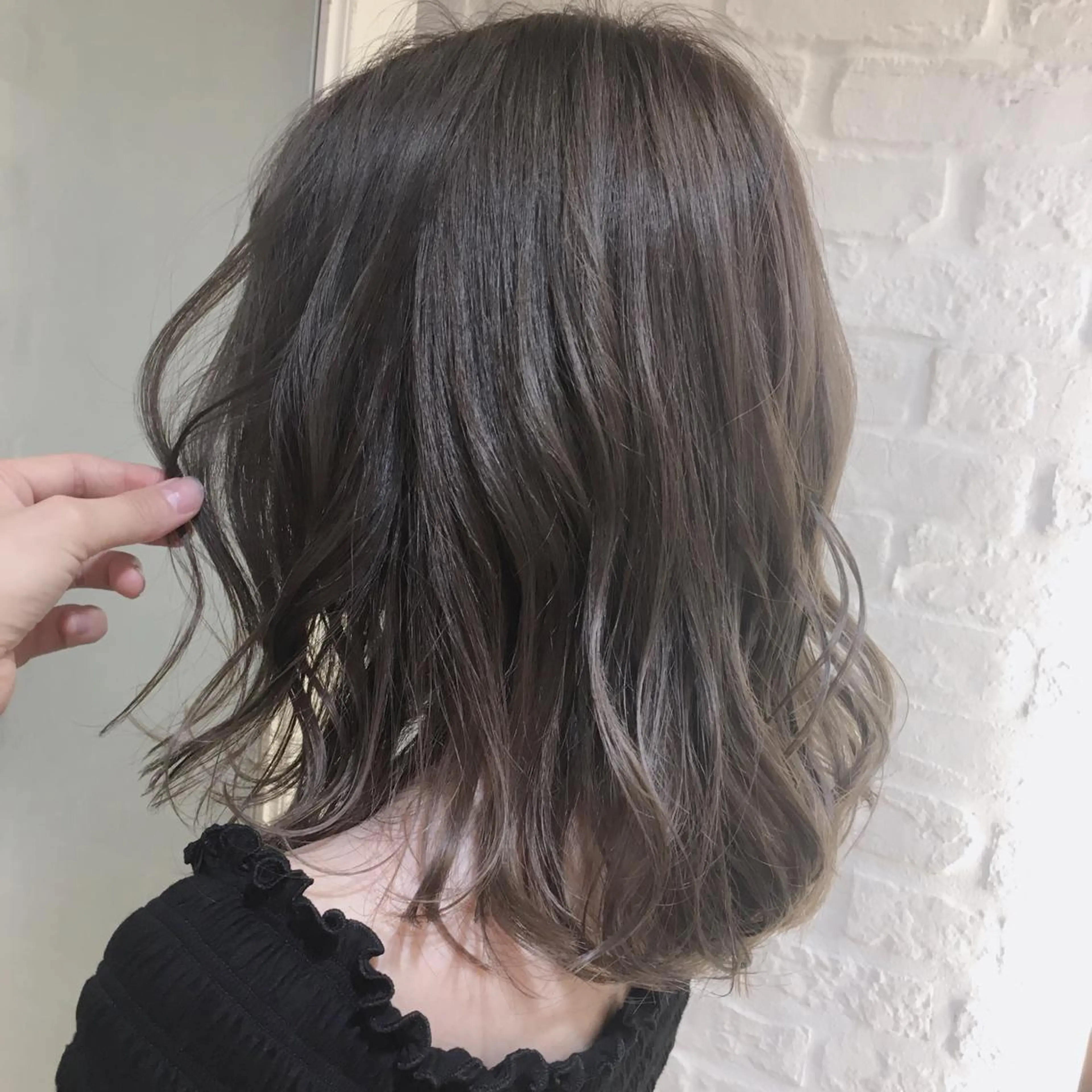 ミディアム カラー グレージュ 加藤 あやみのヘアスタイル