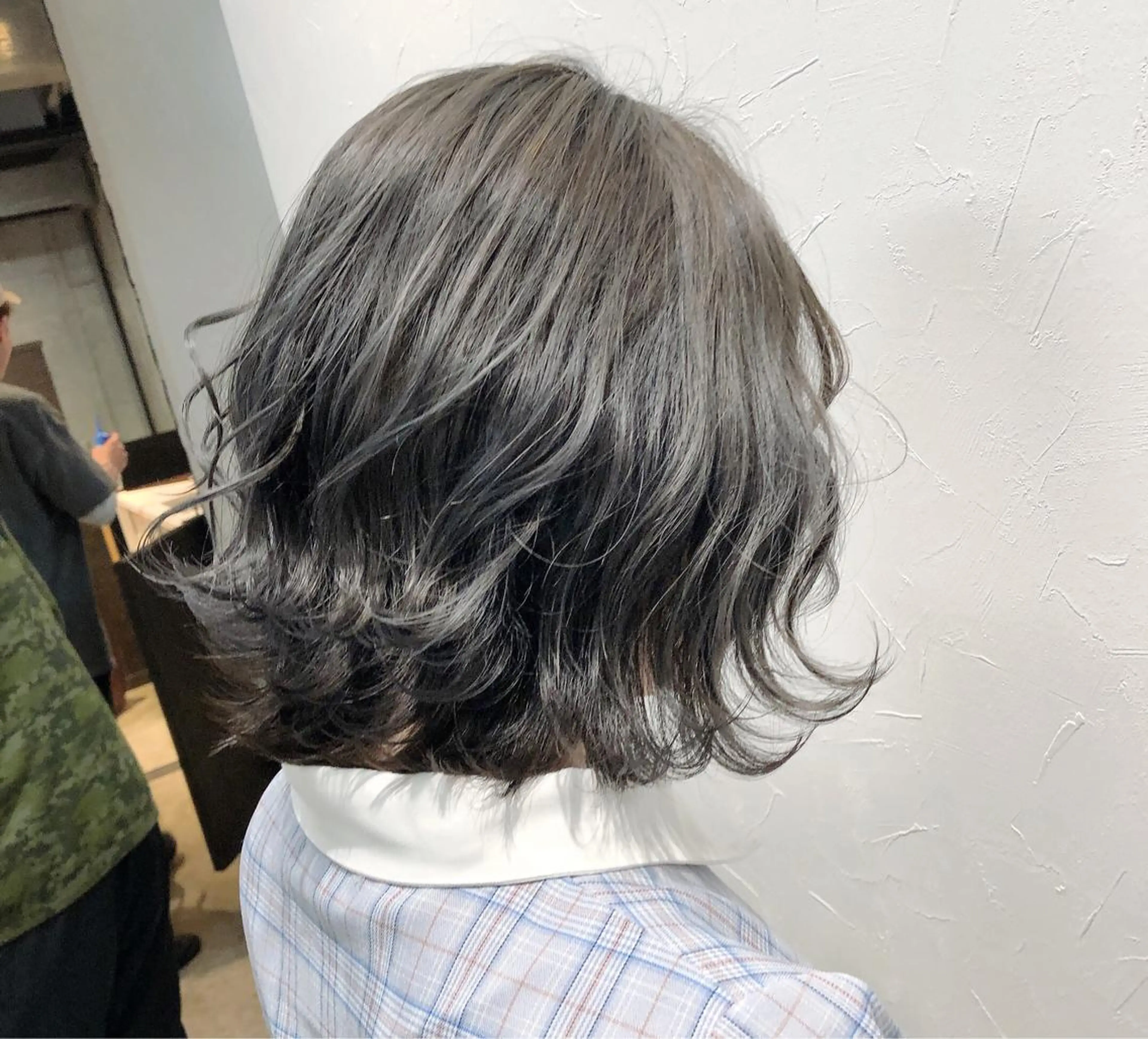 ショート カラー アディクシーカラー ブリーチ ケアブリーチ グレージュ シルバー 佐藤 高徳のヘアスタイル