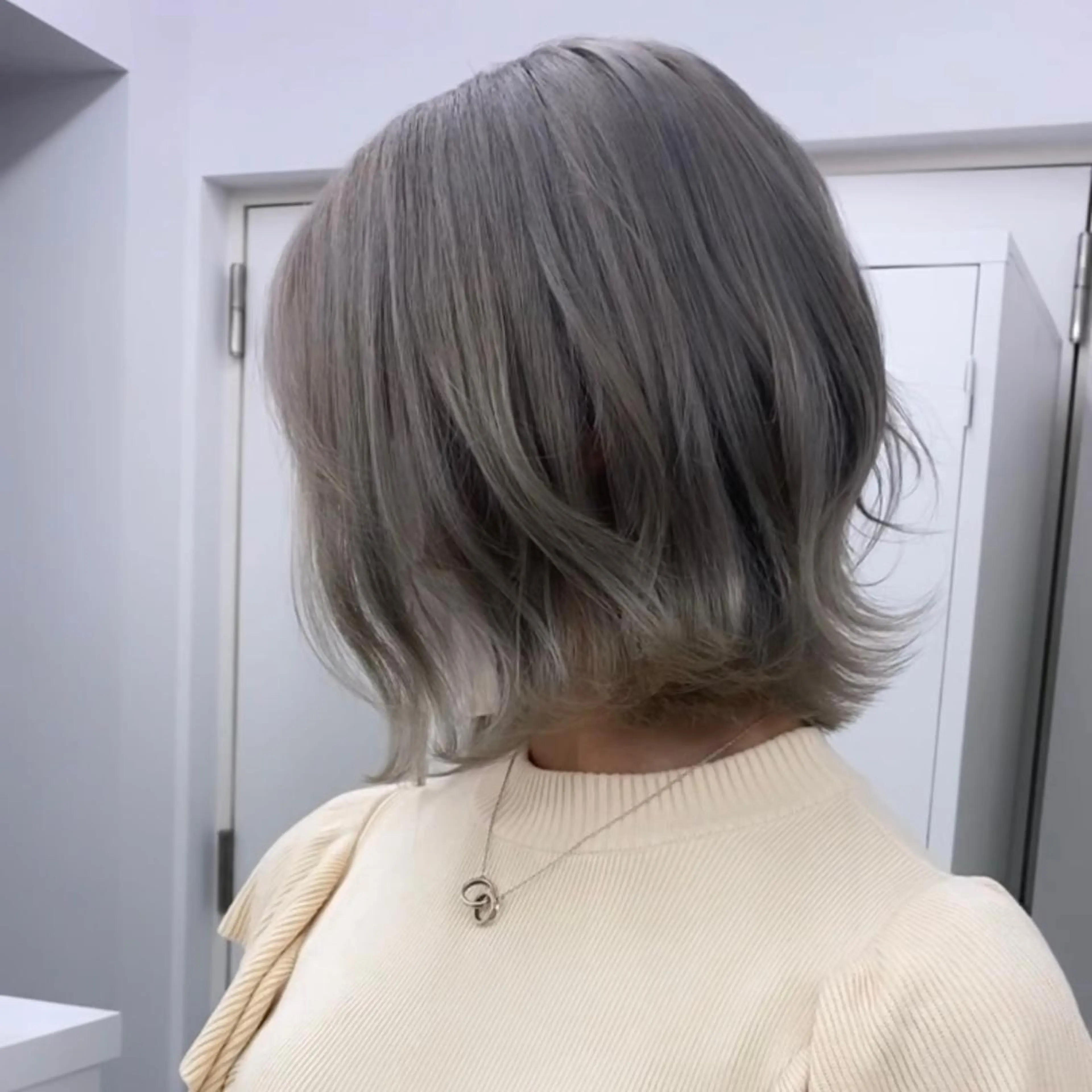 ショート カラー ブリーチ シルバー トリートメント Ayuri🫧 Diar Blueのマツエク・マツパデザイン