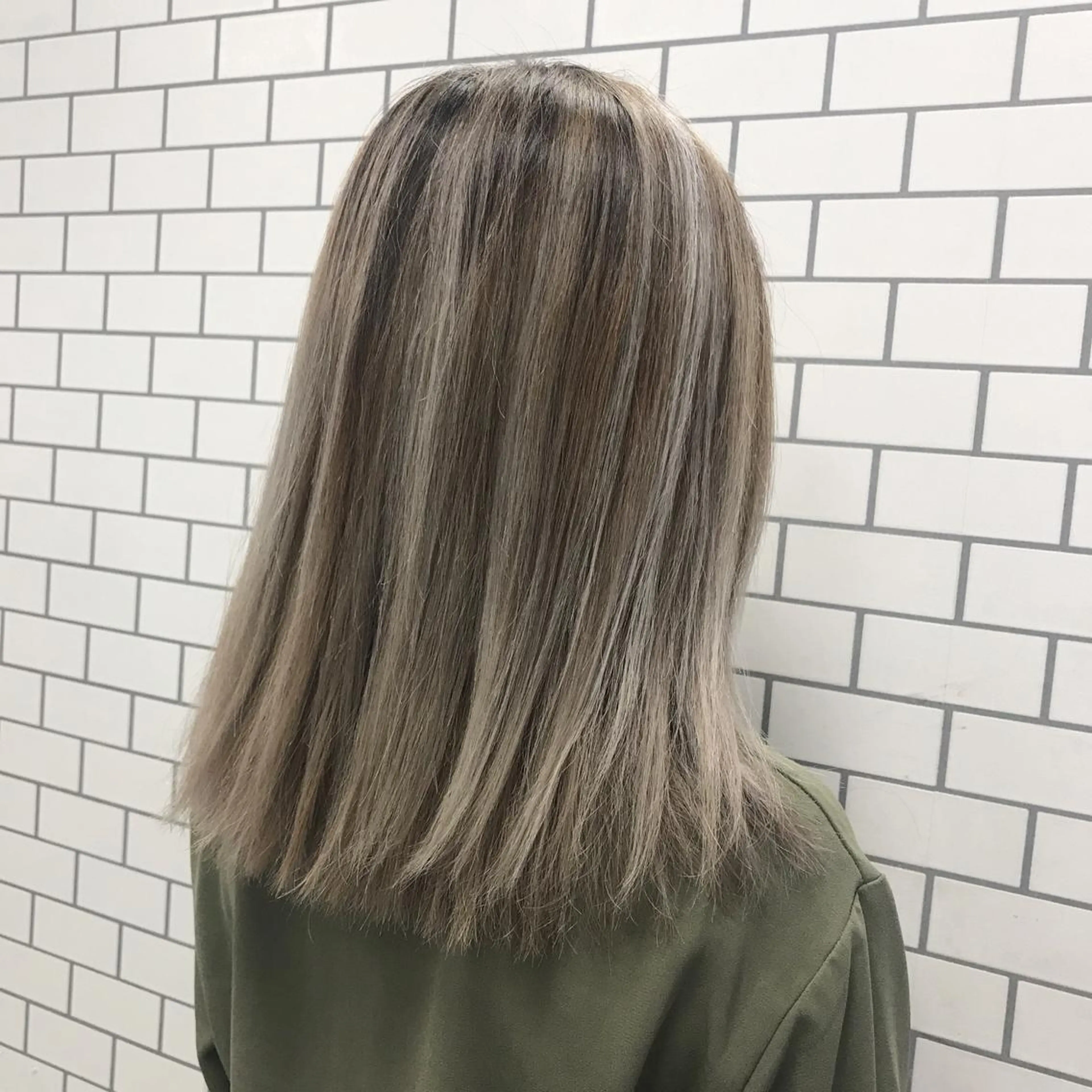 ミディアム ハイライト GENDER hair &eyeのヘアスタイル