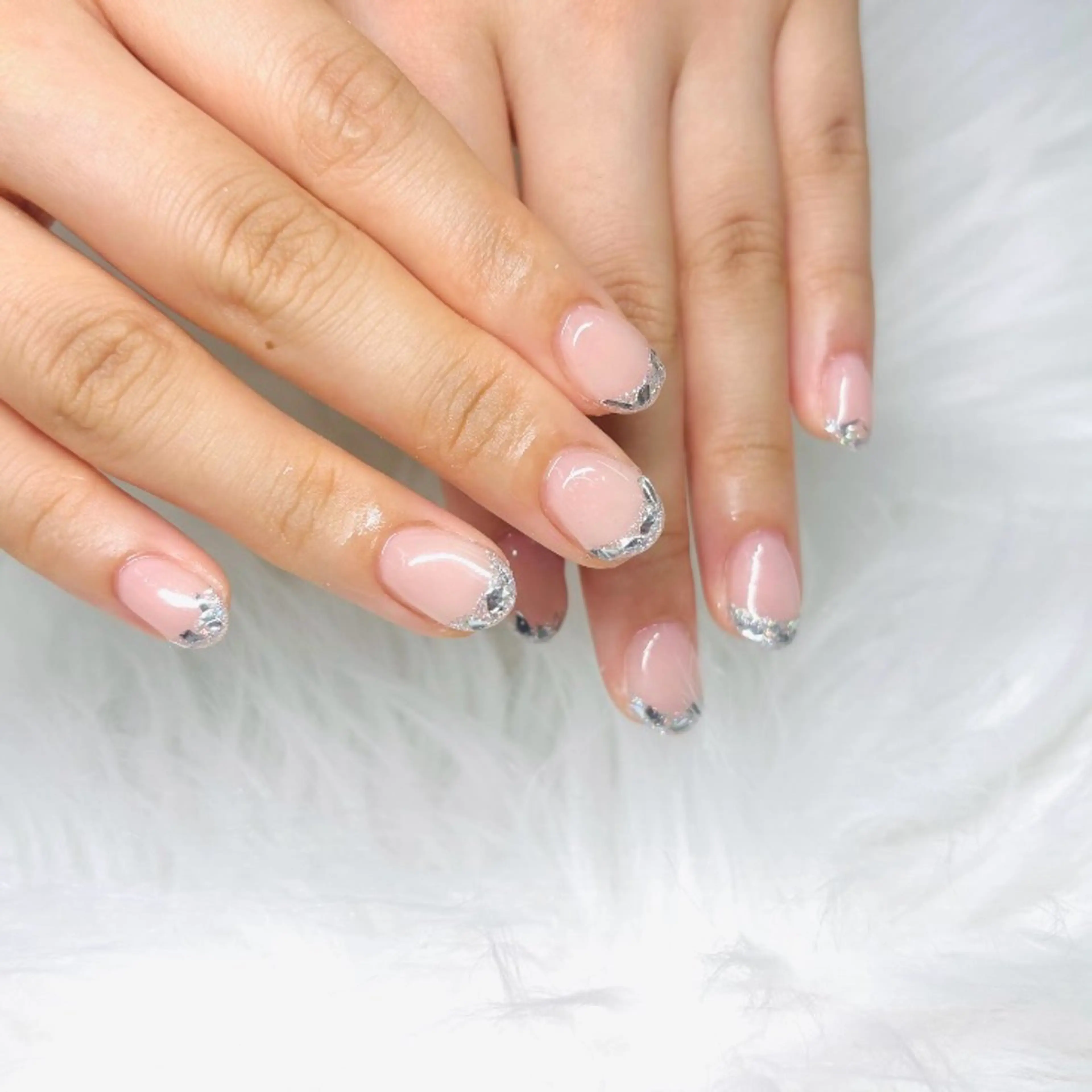 【話題沸騰中の人気デザイン】ガラスフレンチネイル〈オフケア込み〉の写真