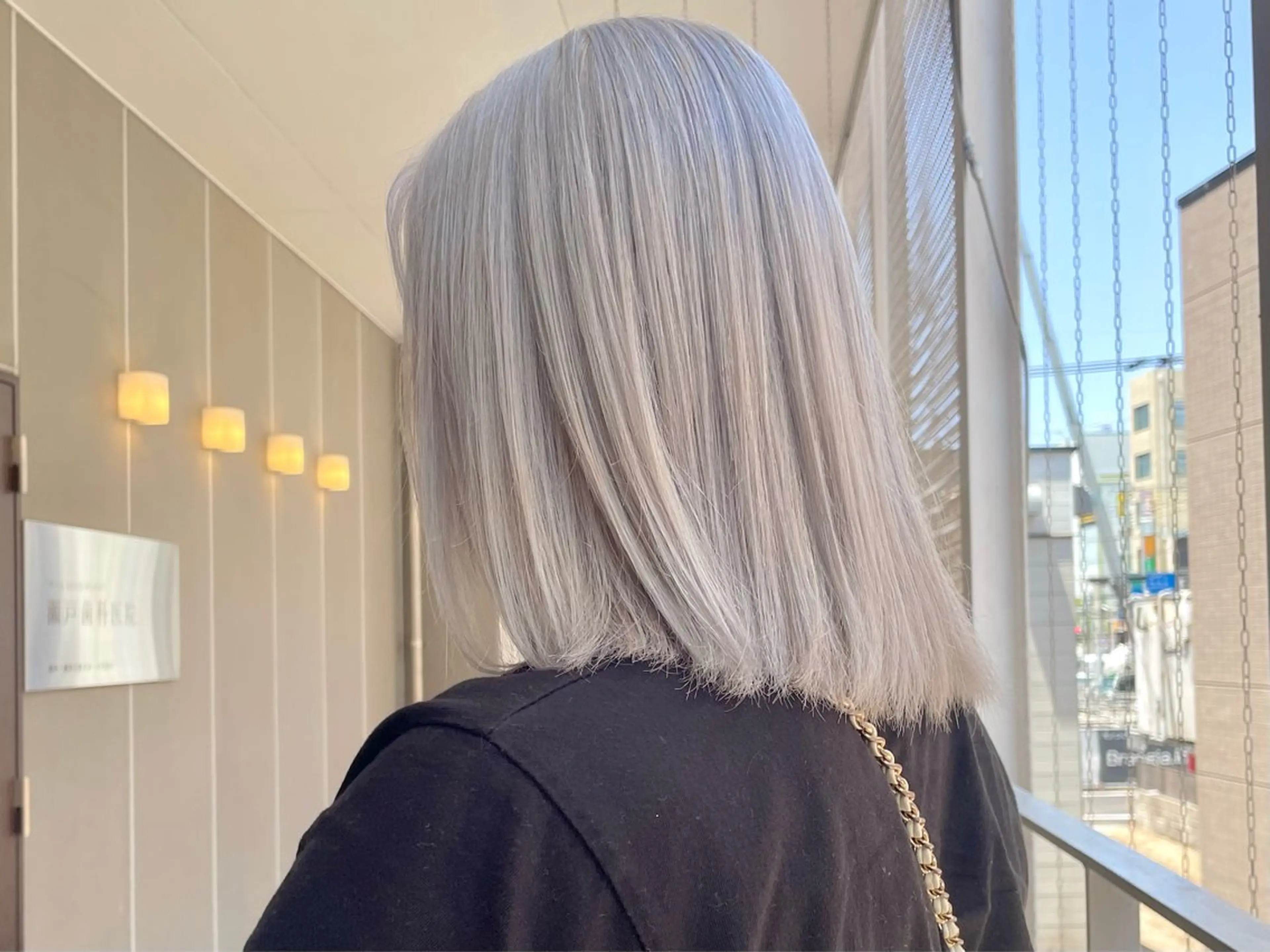 ミディアム カラー ヘアアレンジ ブリーチ ブロンド ヘアカラー トリートメント mika｜ブルーカラ ー｜ハイトーンカラーのヘアスタイル