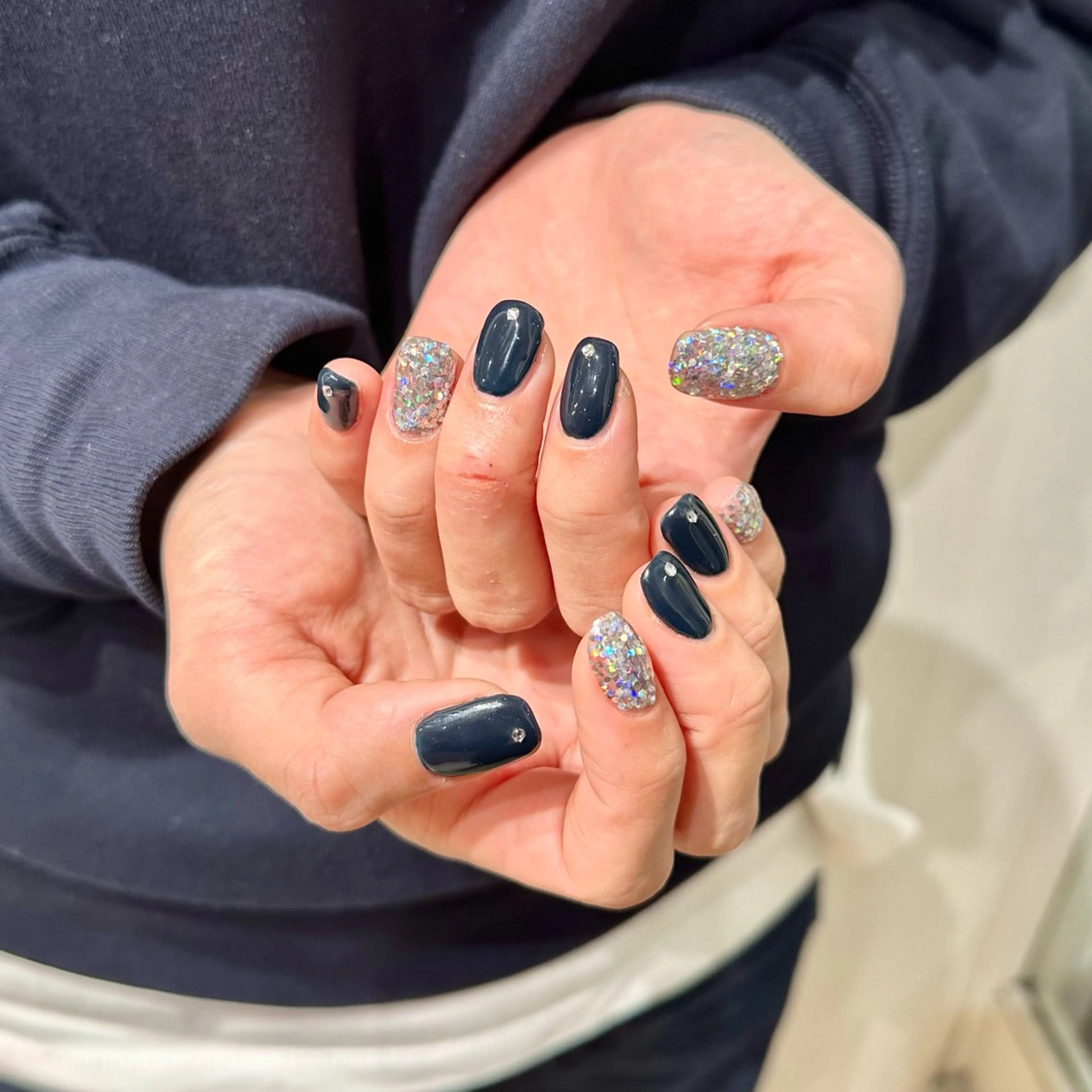 ネイル ラメ(グリッター) ネイビー ニュアンスネイル ワンカラーネイル シルバー 𝙎𝙚𝙞𝙧𝙖 ☆カット/パーマのヘアスタイル