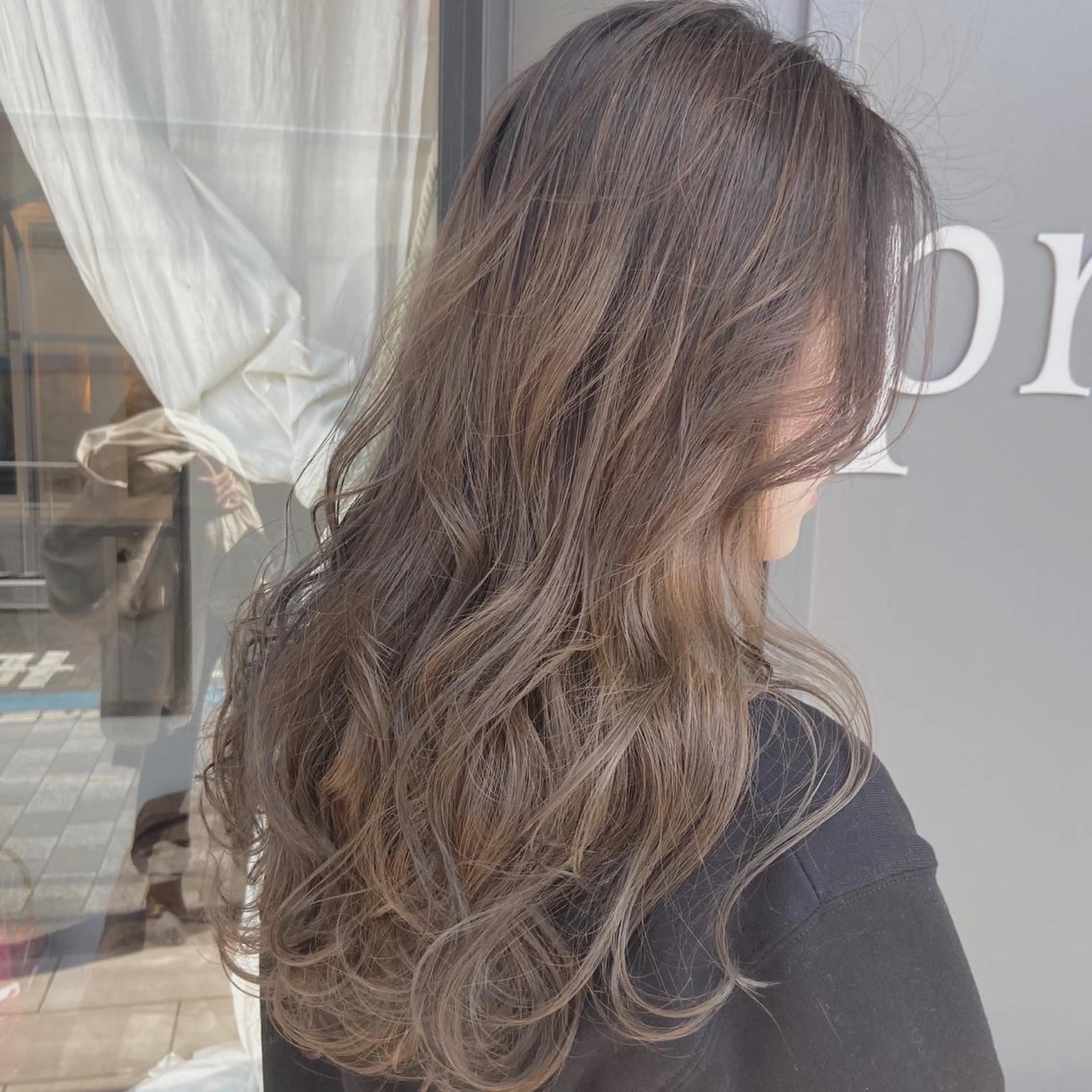 ミディアム レイヤーカット 峯 志帆のヘアスタイル