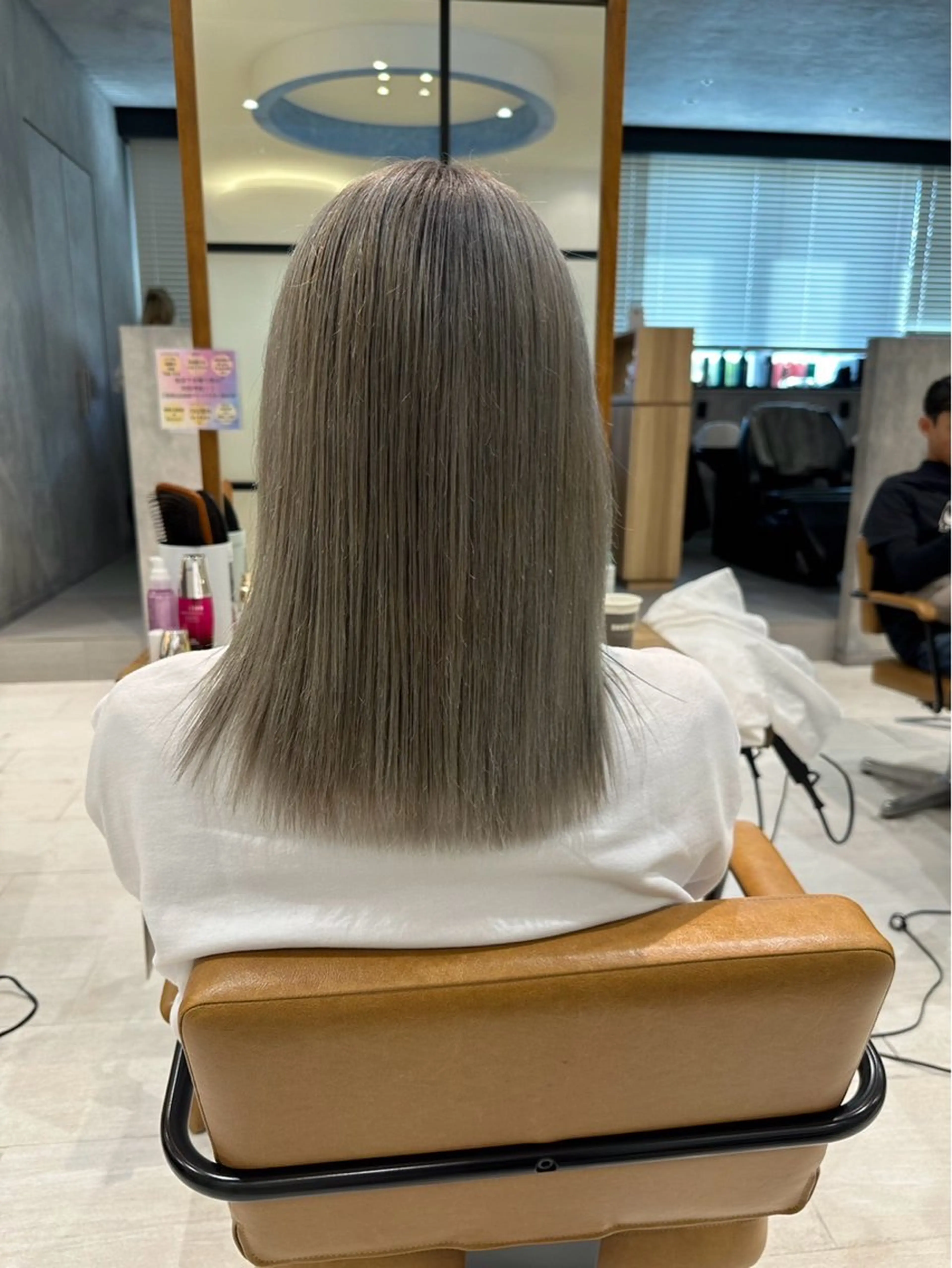 セミロング カラー ブリーチ ダブルカラー ハイトーンカラー シルバー レイヤー/流行りヘア 🤲MIREI🤲のヘアスタイル