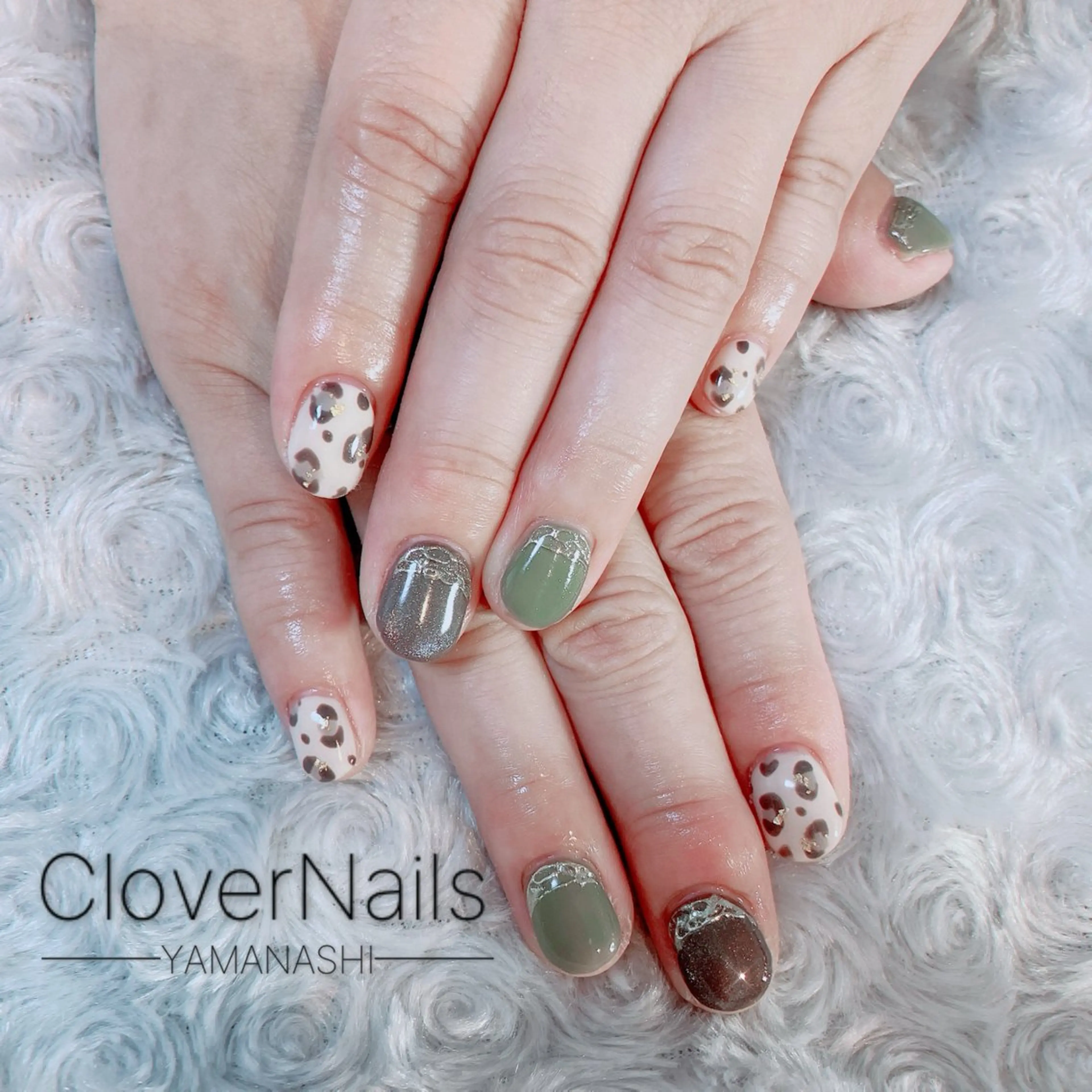 ネイル アニマル柄 ブラウン カジュアル グリーン ニュアンスネイル ハンドネイル 自宅ネイルサロン クロバーネイルのネイルデザイン