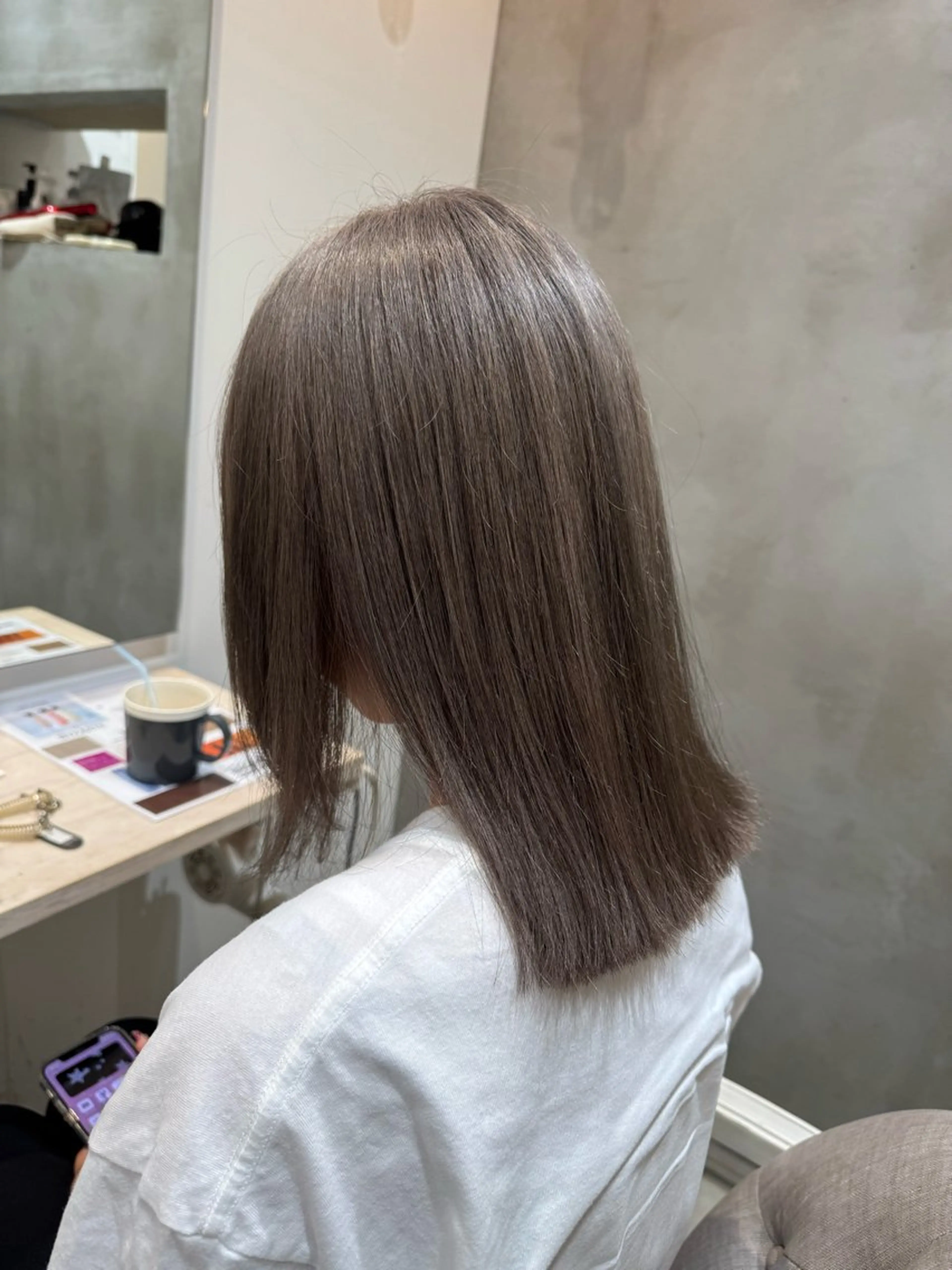 ミディアム カラー 切りっぱなしボブ ミディアムパーマ バレイヤージュ ベージュカラー ブリーチ ほの カラー特化/ ブリーチ/ボブのヘアスタイル