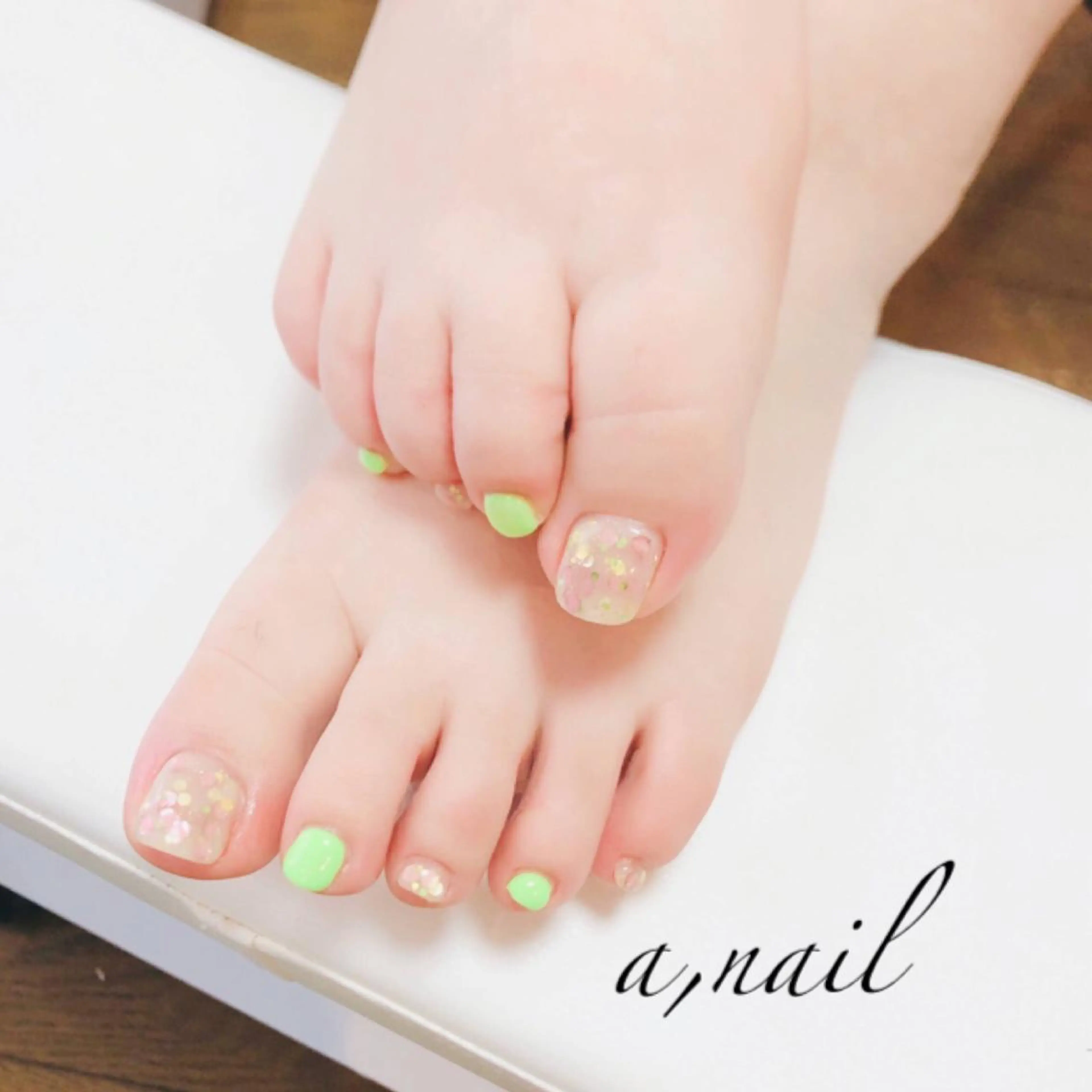 ネイル フットネイル ジェルネイル グラデーション ニュアンスネイル オフィスネイル フットネイル ネイルサロン エーネイルのネイルデザイン