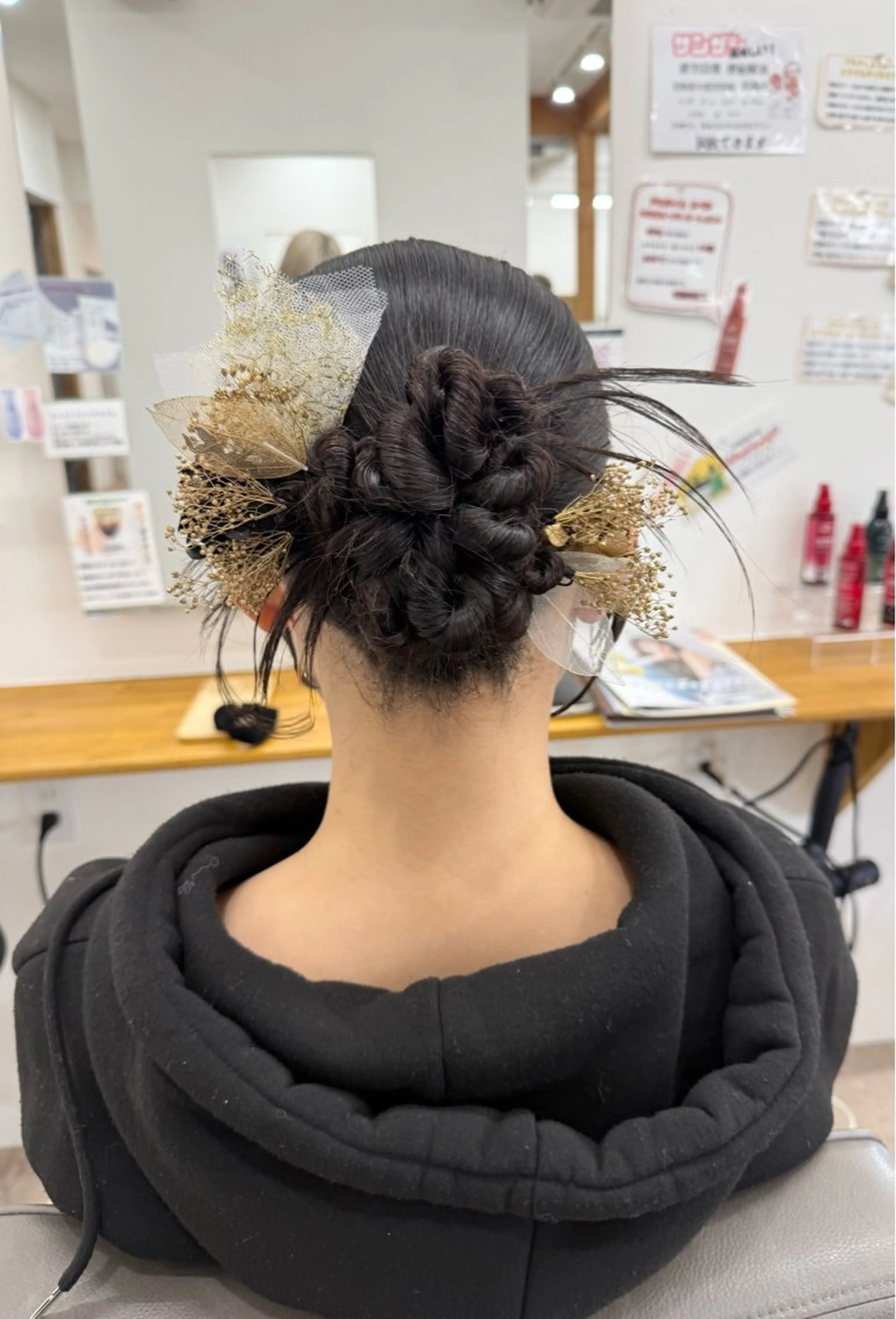 ロング お団子ヘア 卒業式のヘアスタイル ちほ/顔周りレイヤー /ベージュカラーのヘアスタイル