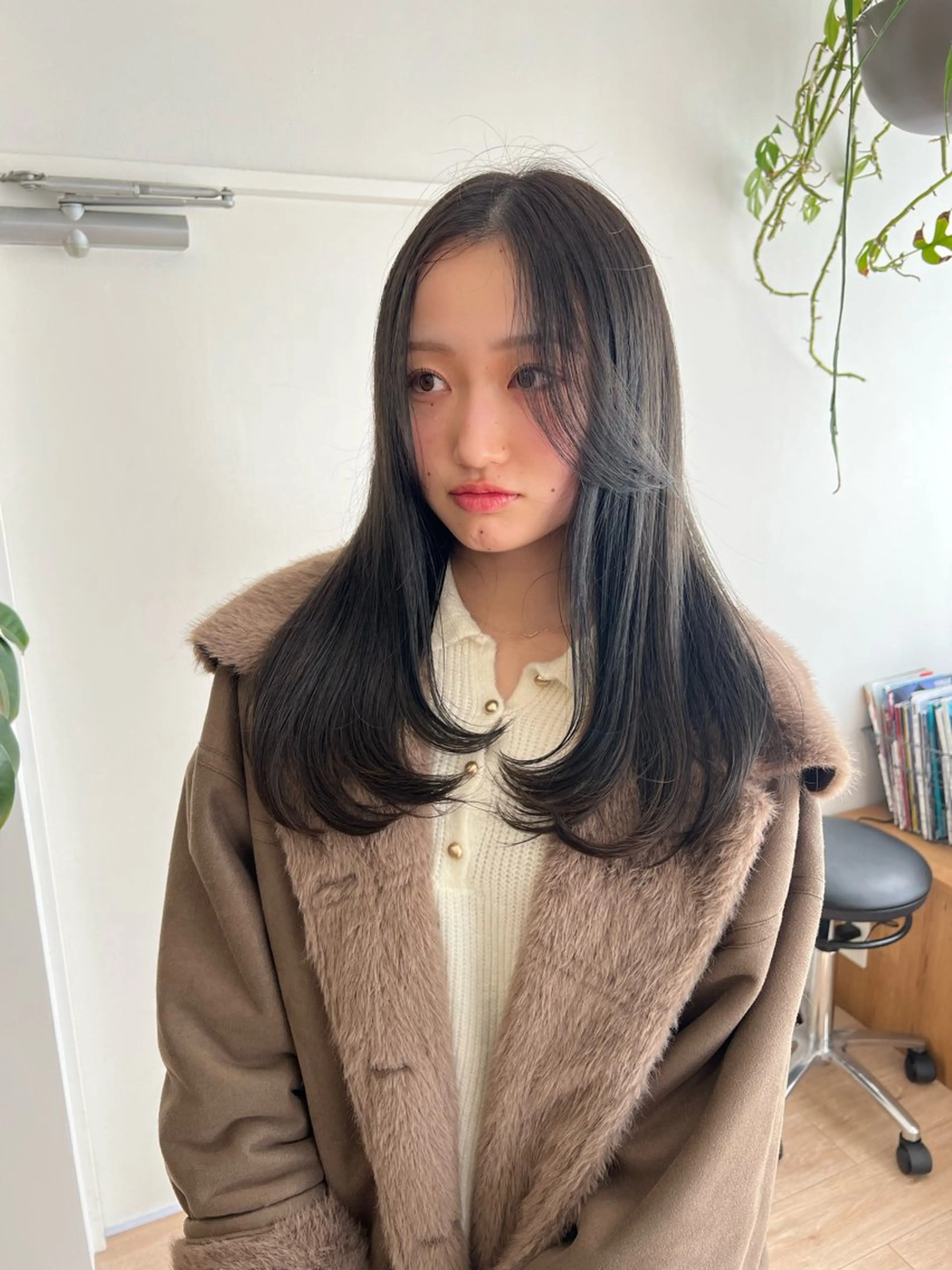 セミロング カラー グレージュ 顔まわりレイヤー レイヤーカット カット ヘアカラー トリートメント 艶ベージュ/オリーブ カラー🫒airiのヘアスタイル