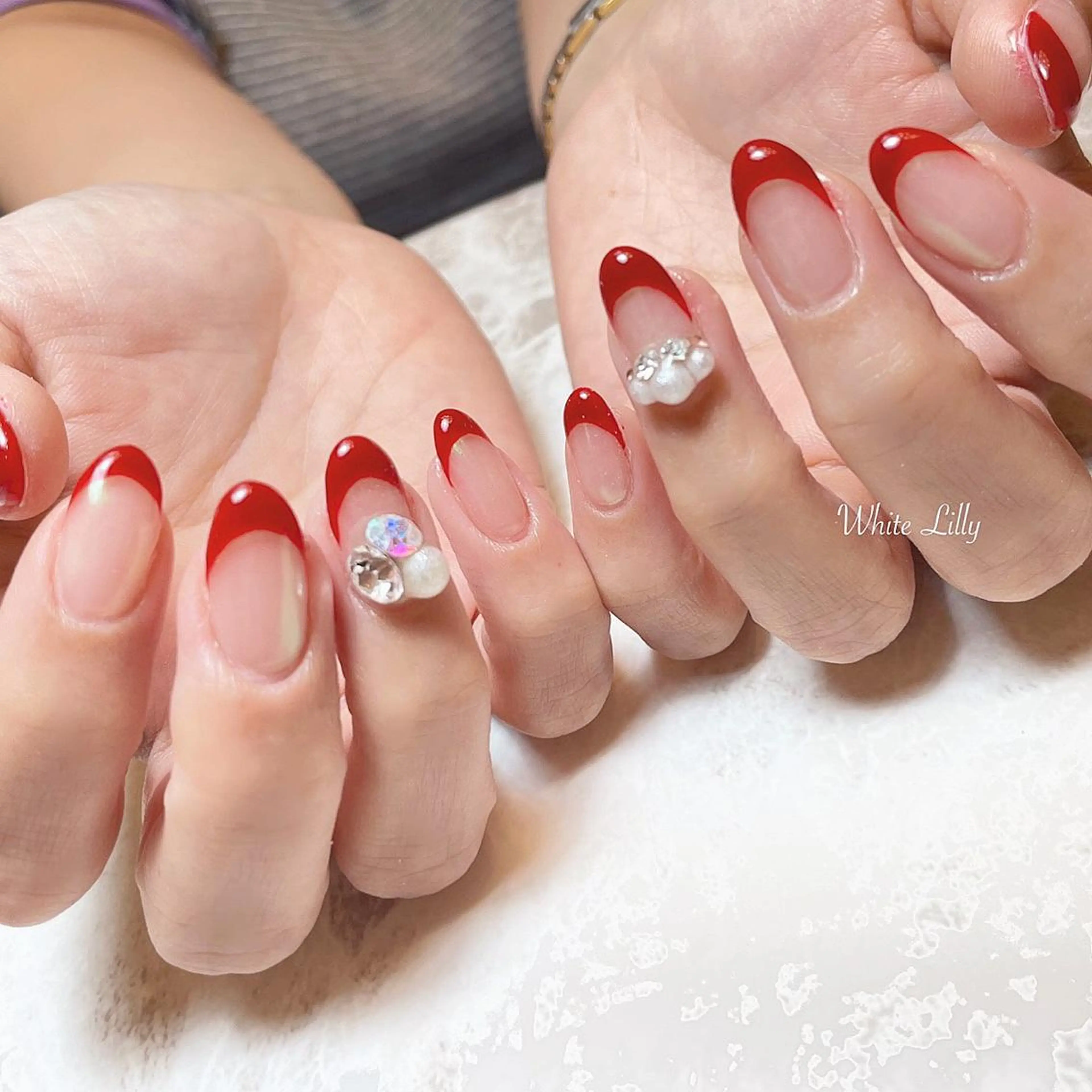 ネイル オーロラネイル フレンチネイル 赤色 ハンドネイル White lily所属・牧田 雅世のネイルデザイン