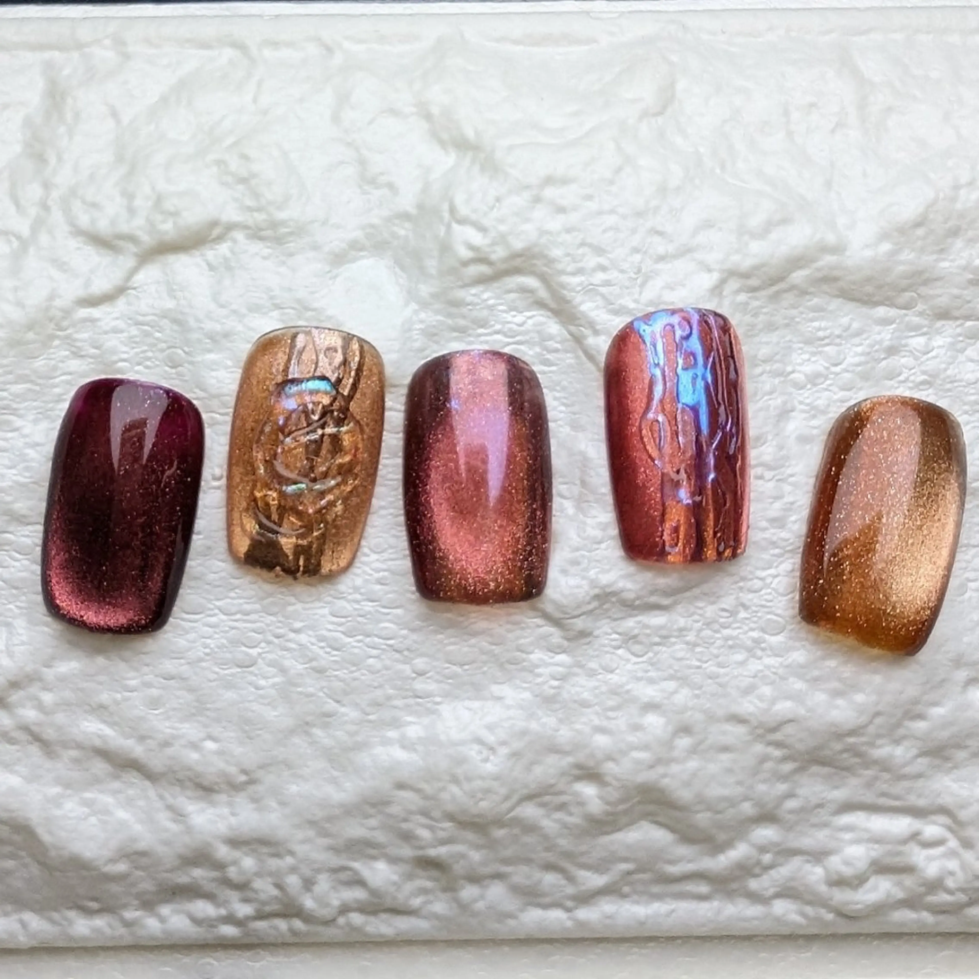 ネイル マグネットネイル ニュアンスネイル 赤色 ナリタ・ マミのネイルデザイン