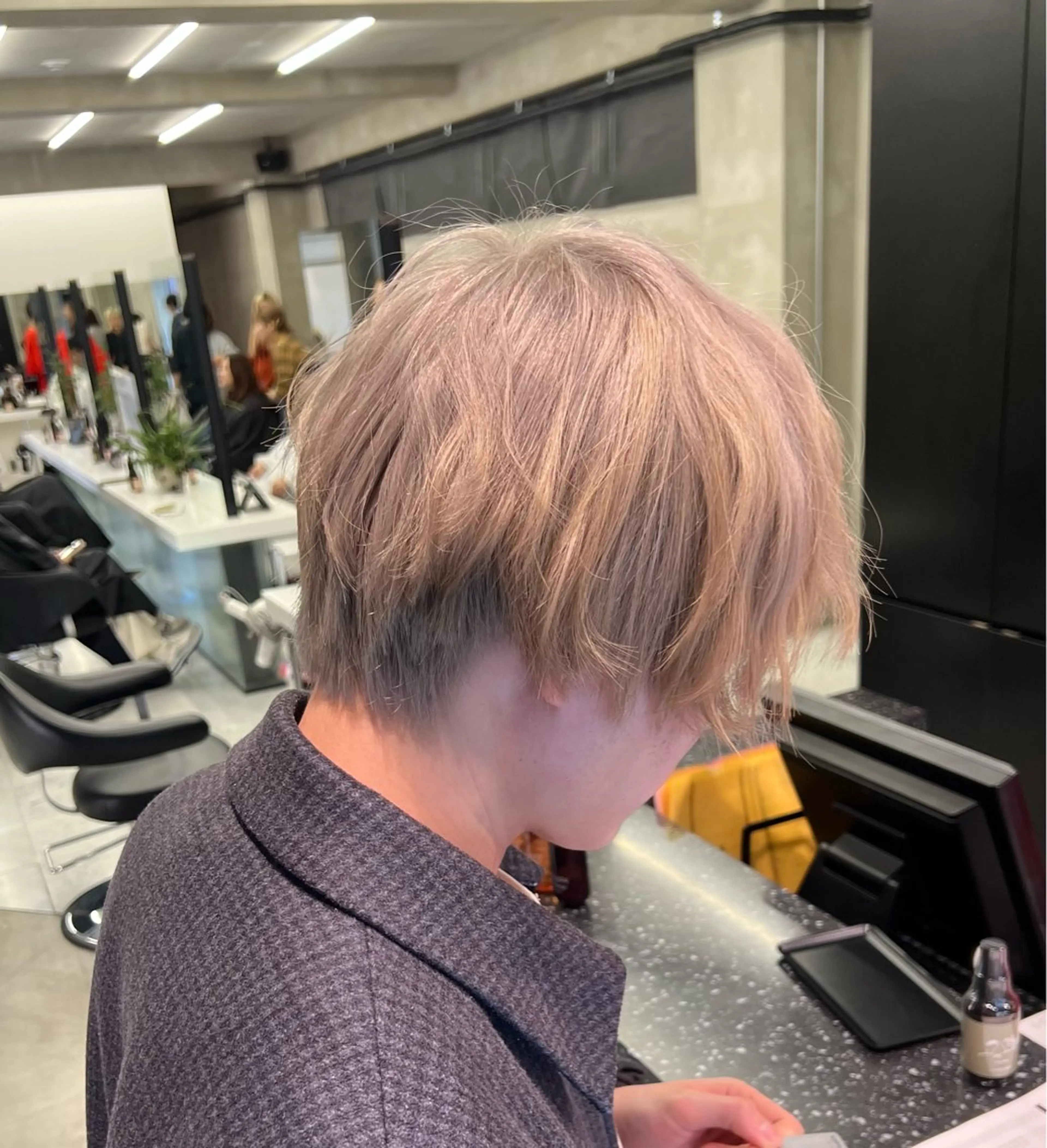 ショート カラー ベージュカラー ハイトーンカラー ミルクティーベージュ ヘアカラー ハイライト/白髪ぼか し/臼田さりな🌹のヘアスタイル