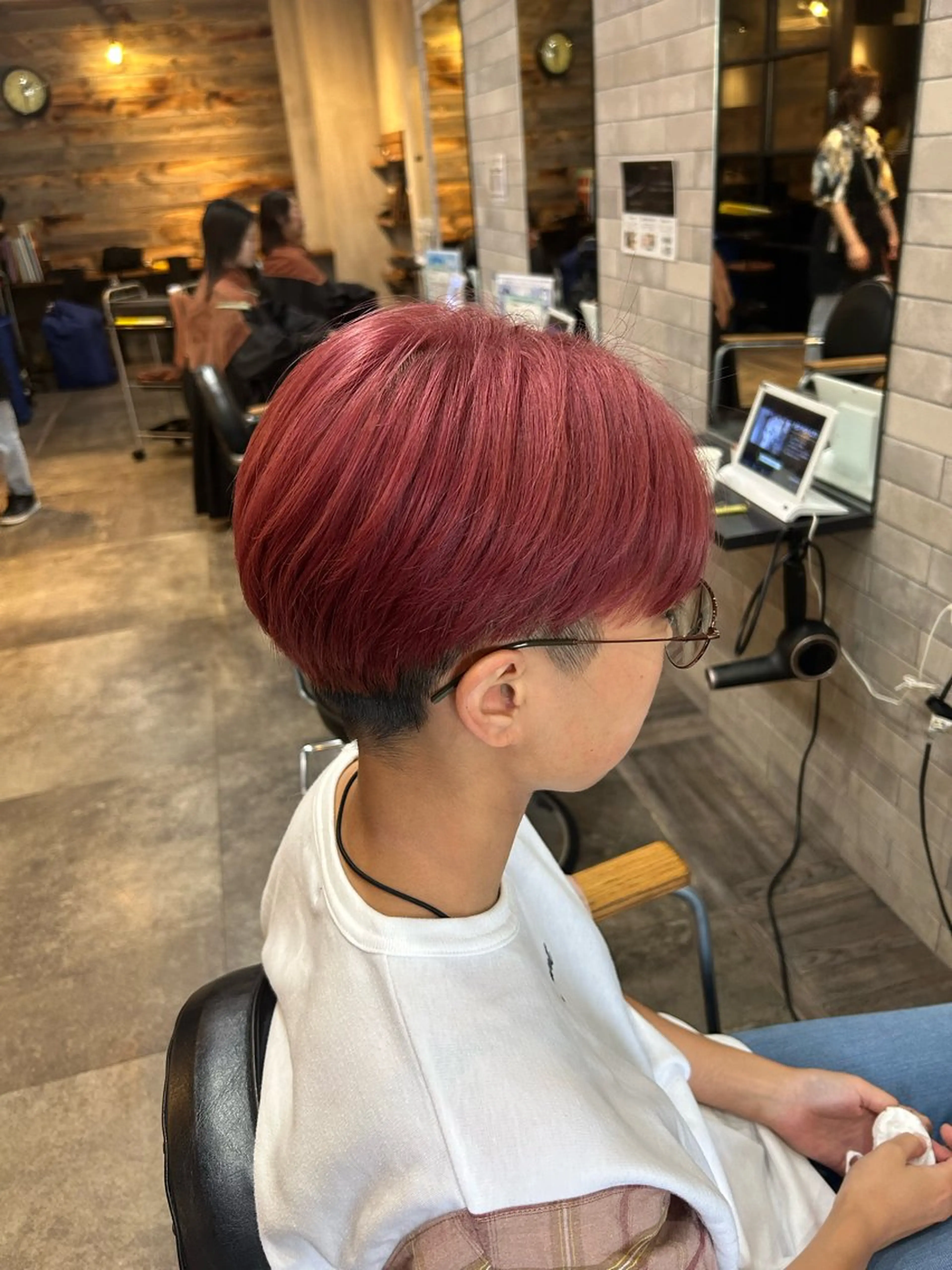 ショート カラー lafith hair Glanz 桂所属・かじももな|縮毛矯正 |透明感カラーのヘアスタイル