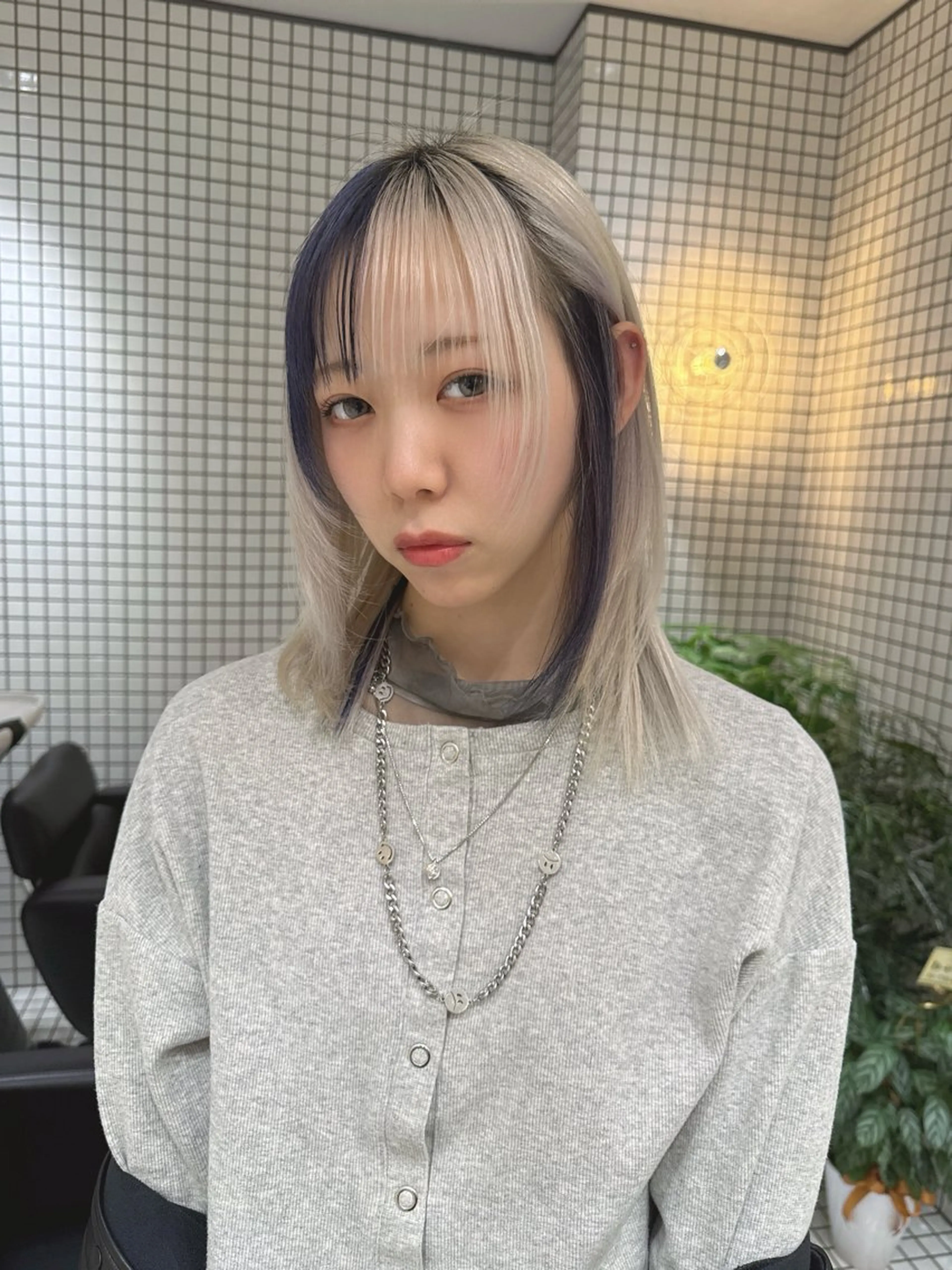 ミディアム カラー ヘアカラー ハイトーン/ 縮毛矯正のヘアスタイル