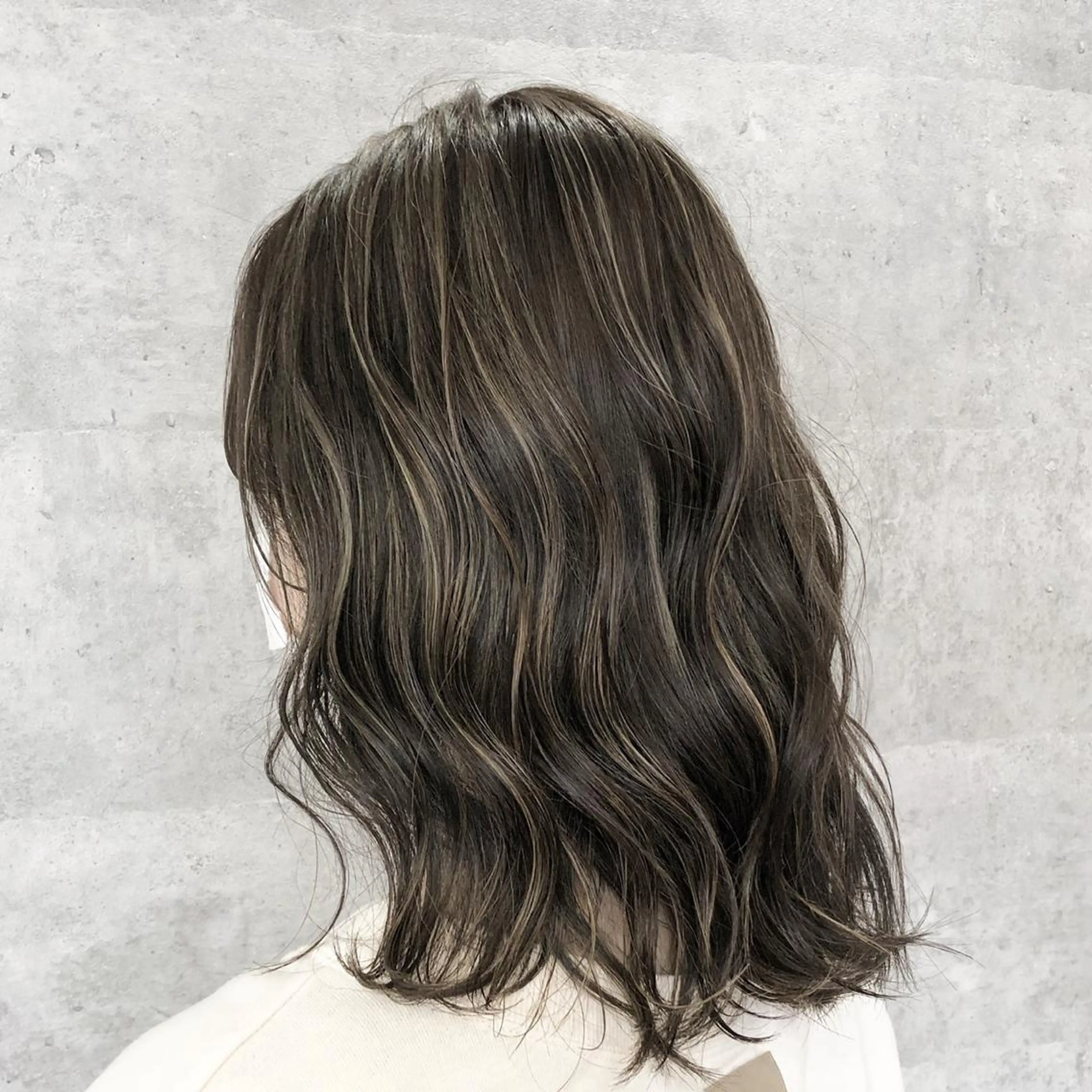 ロング カラー アディクシーカラー ブリーチ ケアブリーチ グレージュ ハイライトカラー i  plus＋所属・髪質改善で 憧れの潤艶美髪にのヘアスタイル