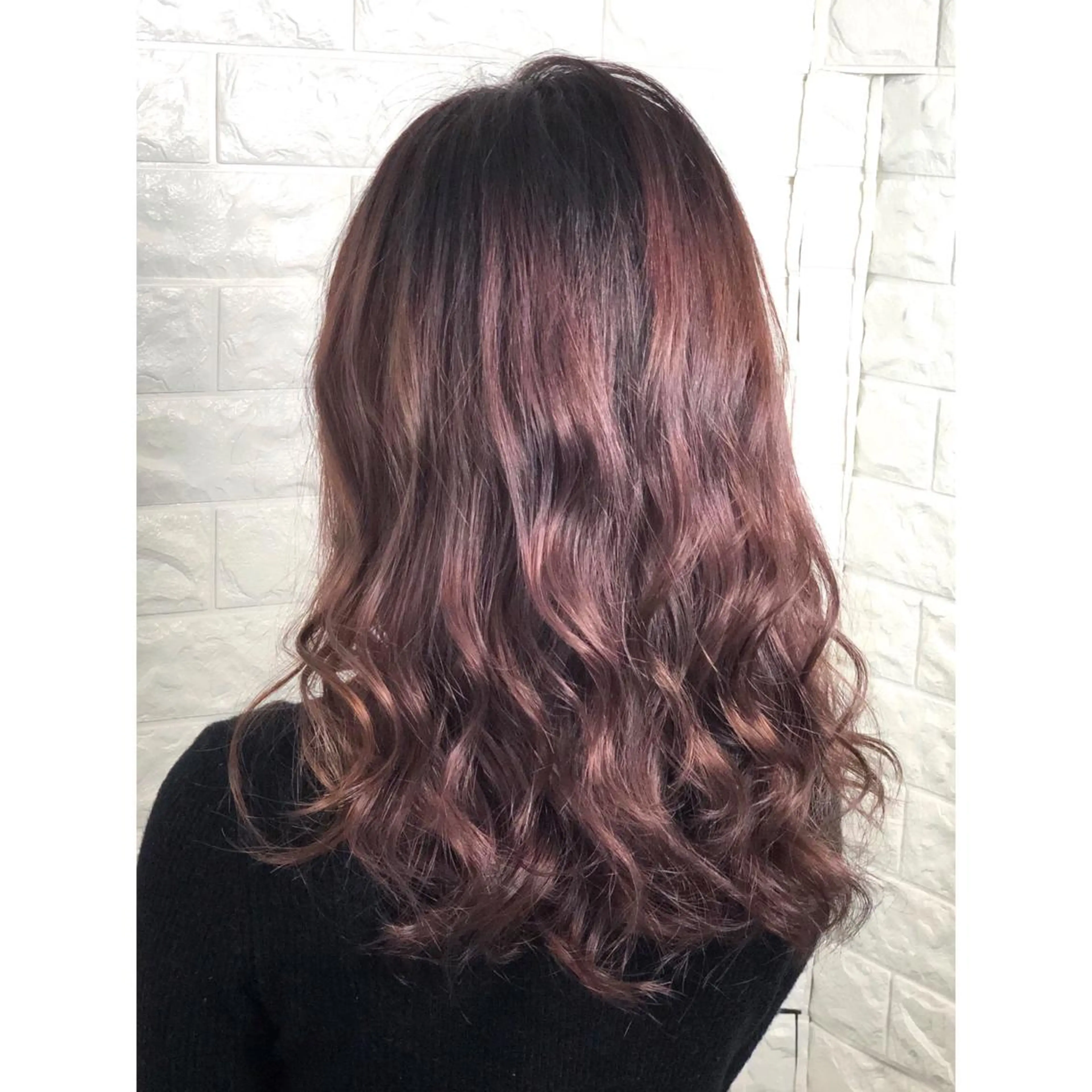 セミロング カラー ブリーチ ケアブリーチ グラデーションカラー ハイトーンカラー ピンクカラー KIZU 髪質改善 オカルト怪談のヘアスタイル