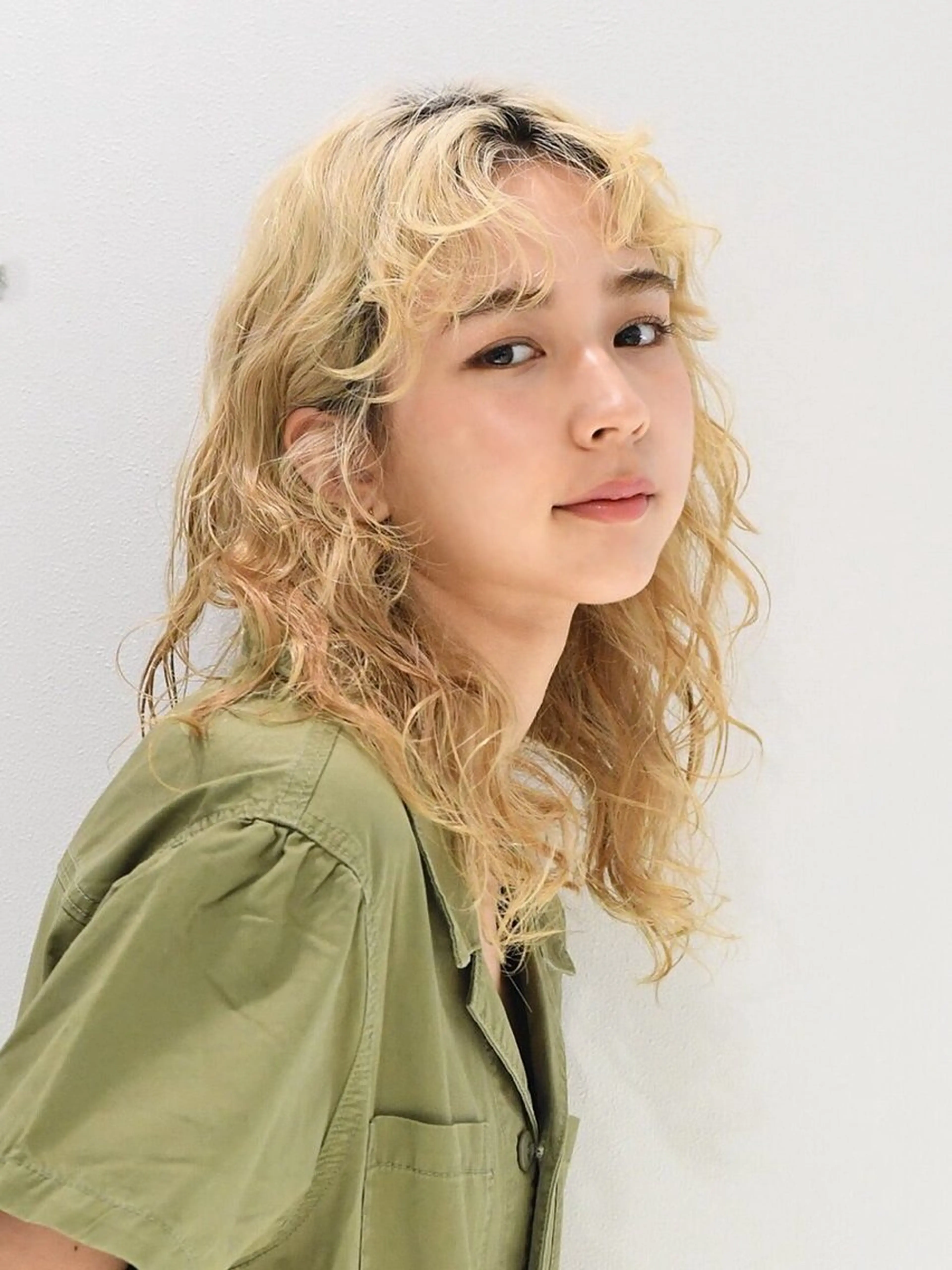 セミロング カラー ブリーチ ダブルカラー ハイライトカラー インナーカラー ブリーチなしカラー アース 新越谷店💇‍♀️のヘアスタイル