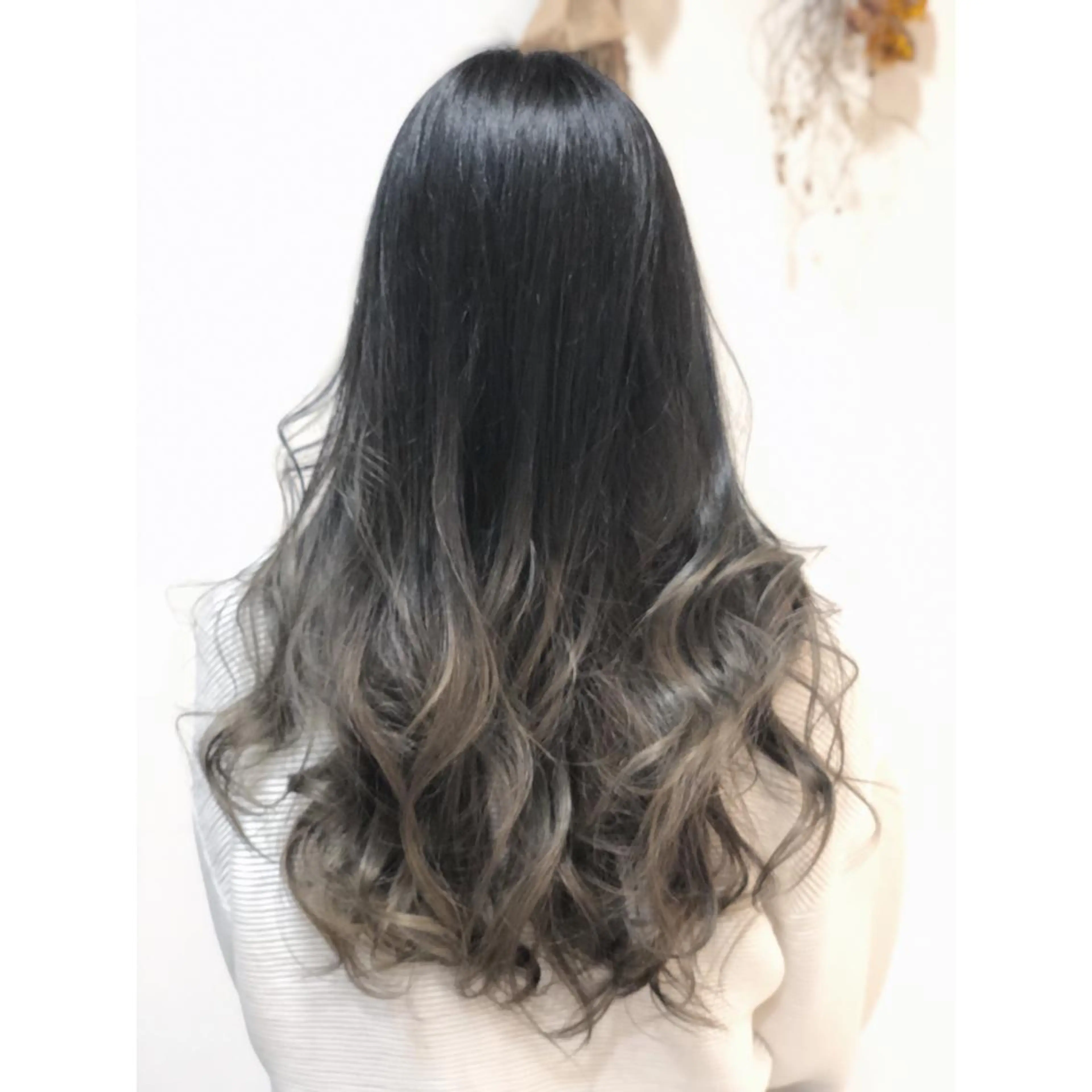 ロング カラー グラデーションカラー グレージュ イルミナカラー 門田 恭弥のヘアスタイル