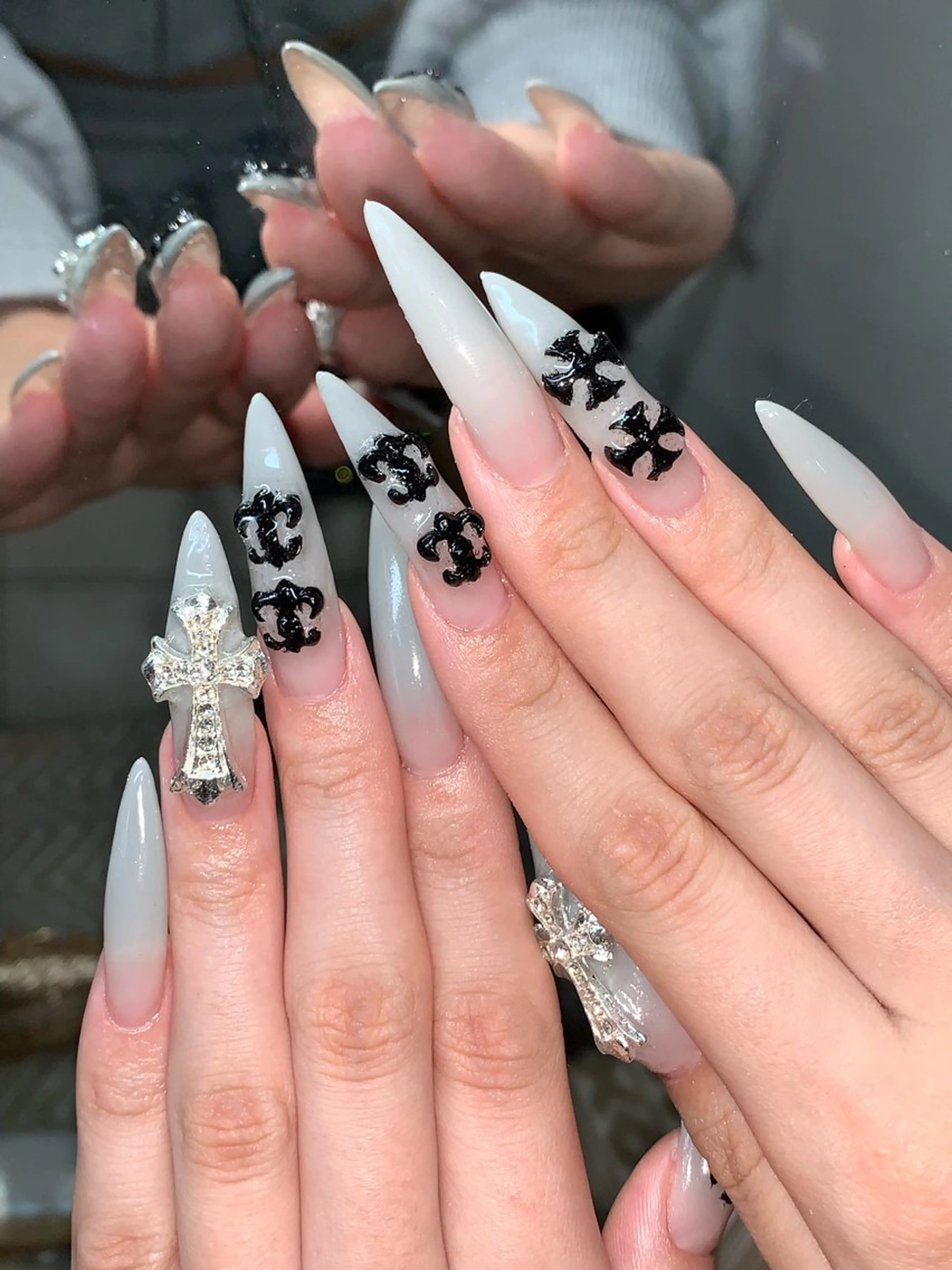 ネイル ハンドネイル NES NAIL所属・さゆり￤推しキャラ ￤ロングネイル🩷のネイルデザイン