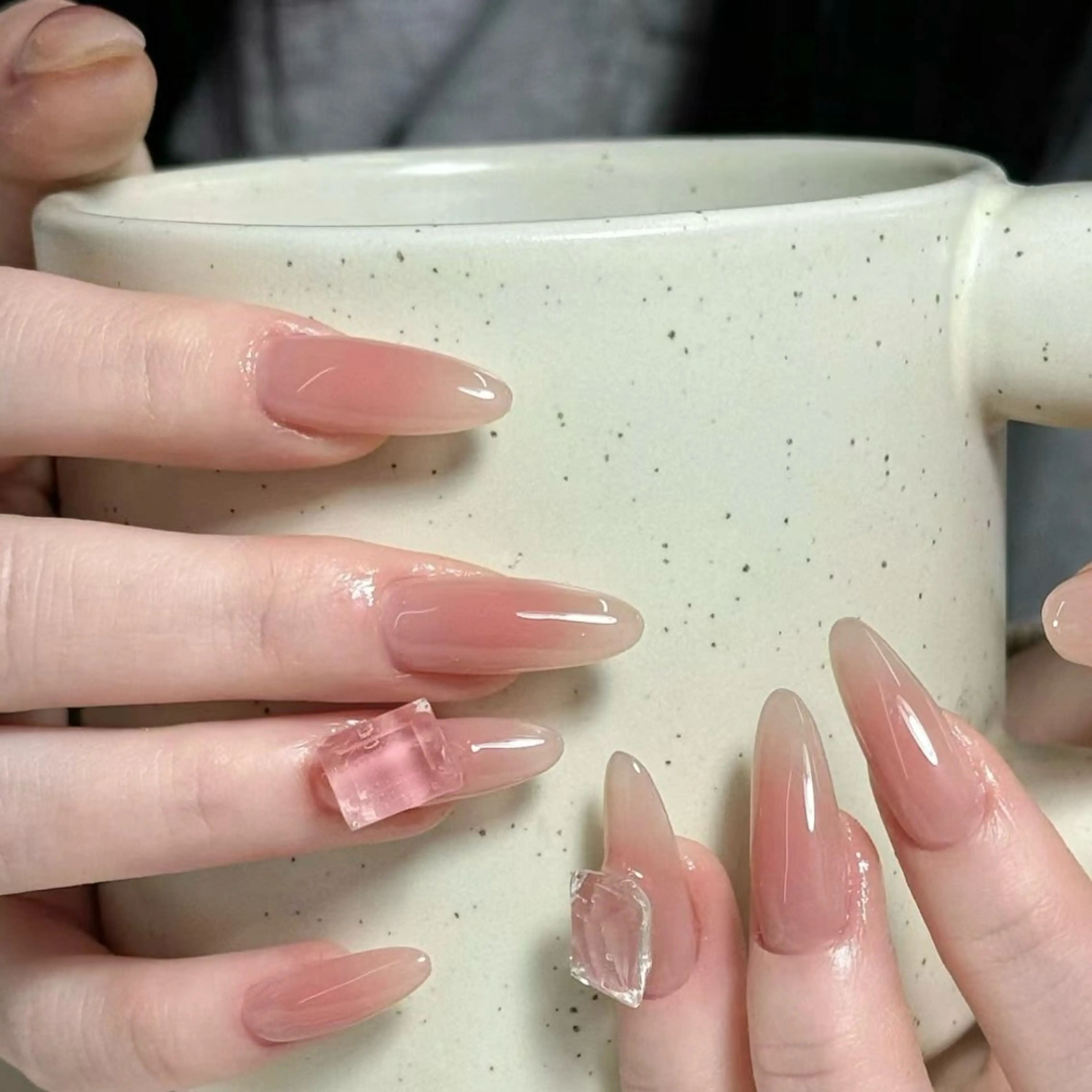 🦋大人気チークネイル/パーツ2個付き「ジェルオフ無料」の写真