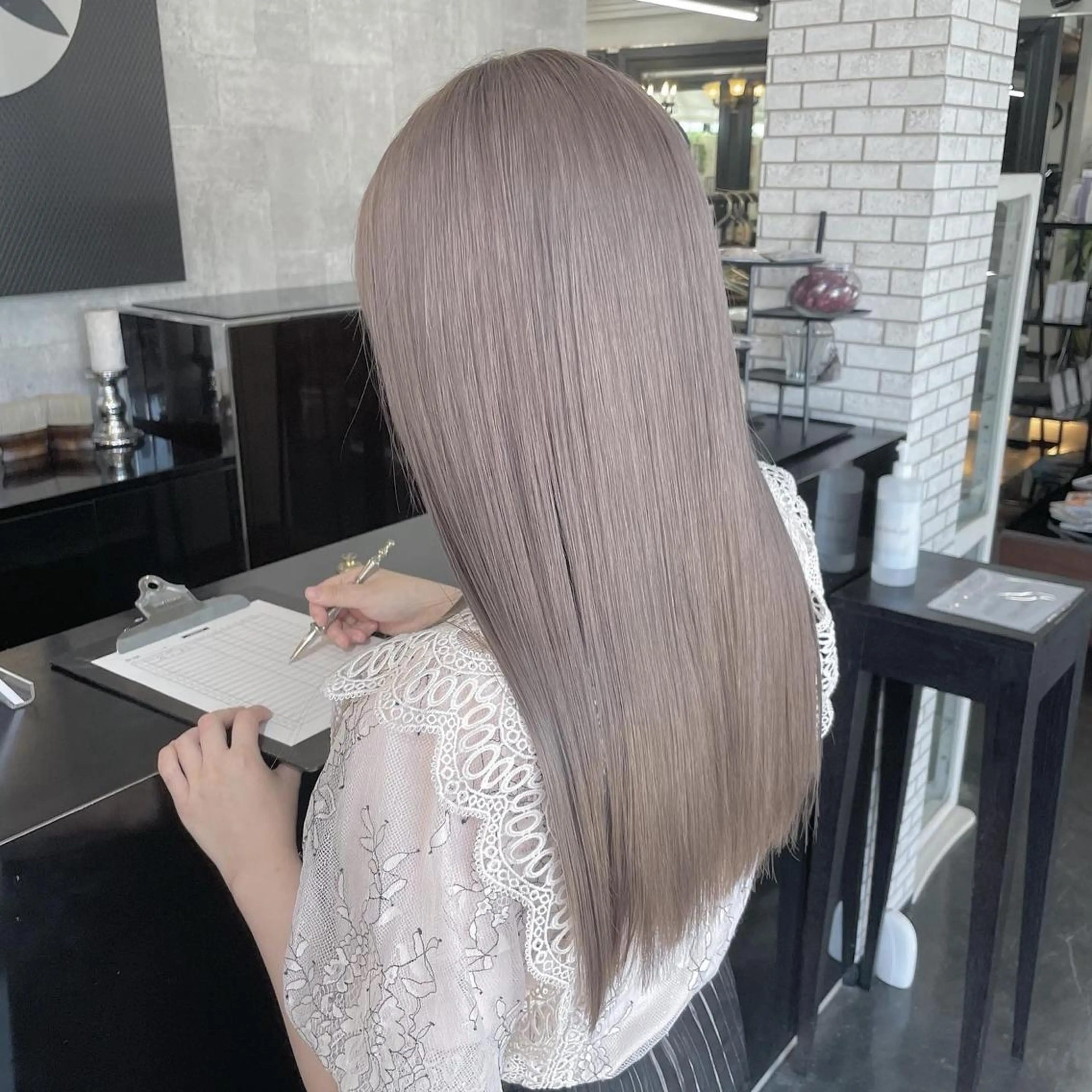 🙇‍♂️口コミ高評価🙇‍♂️髪の毛を傷めずハイトーンカラーを実現🎨‼️圧倒的透明感ダブルカラー✨✨✨の写真