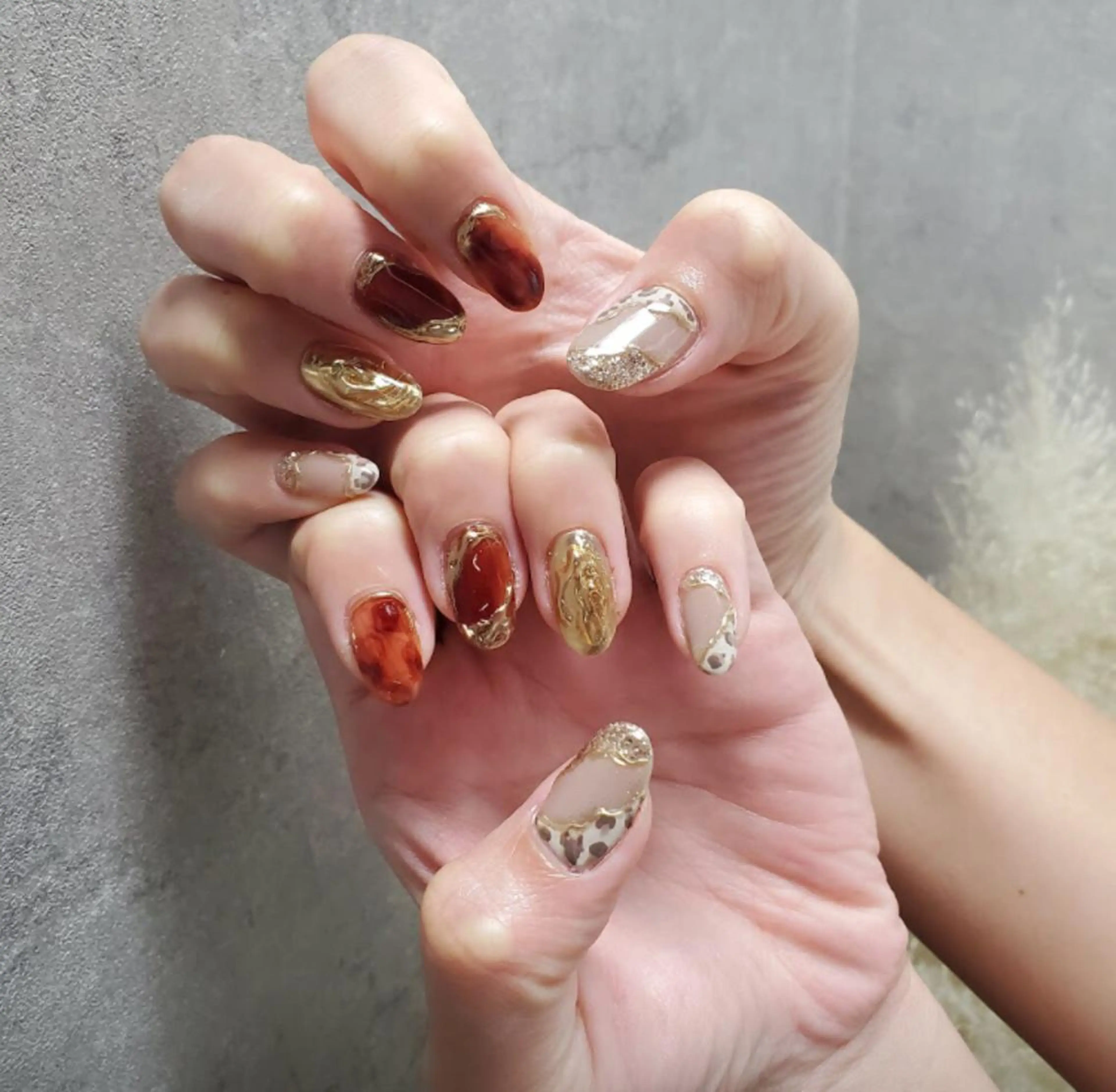 ネイル アニマル柄 アートネイル べっ甲ネイル フレンチネイル ジェルネイル nailstudio eviz新宿店のネイルデザイン