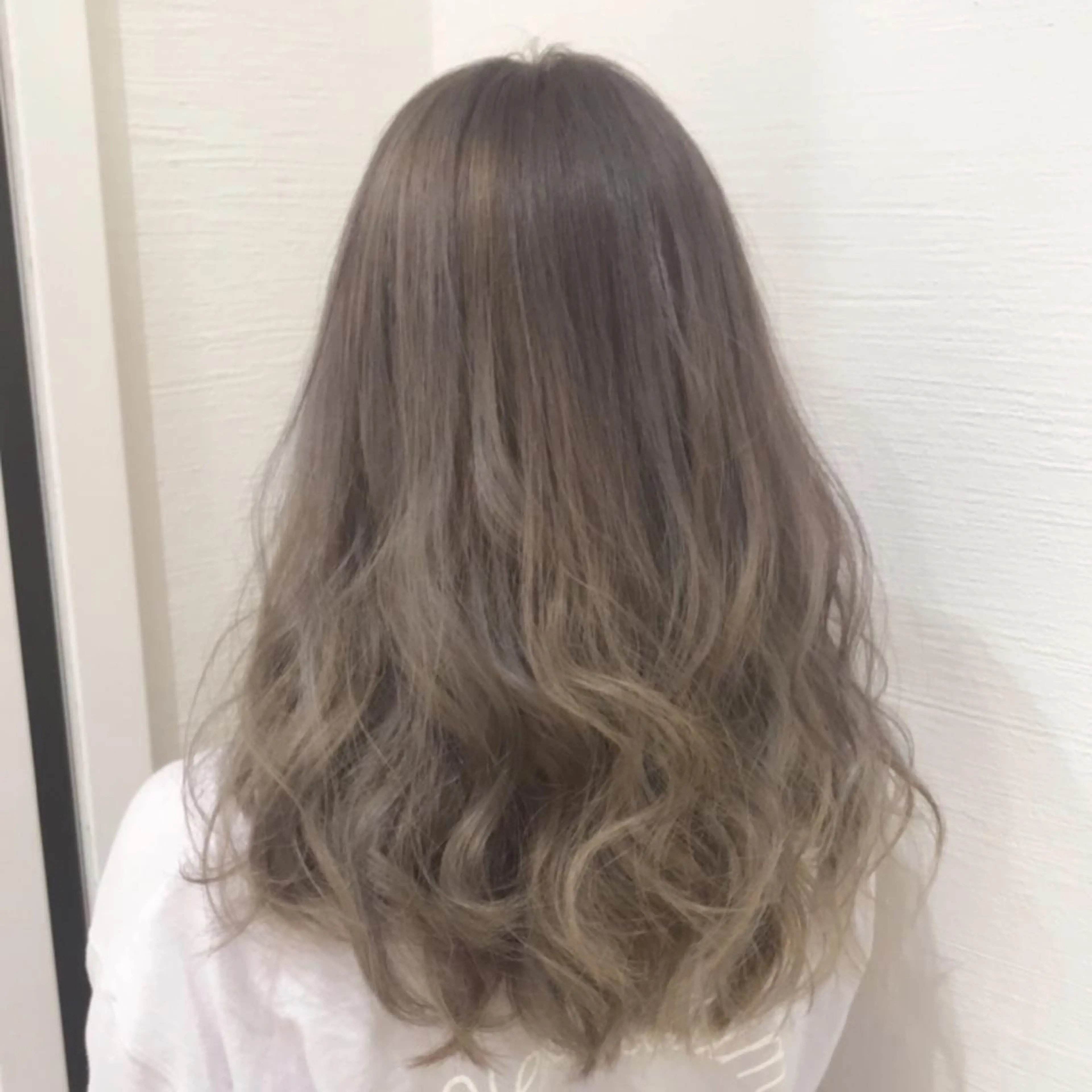 セミロング ヘアカラー 岸川 恭子のヘアスタイル