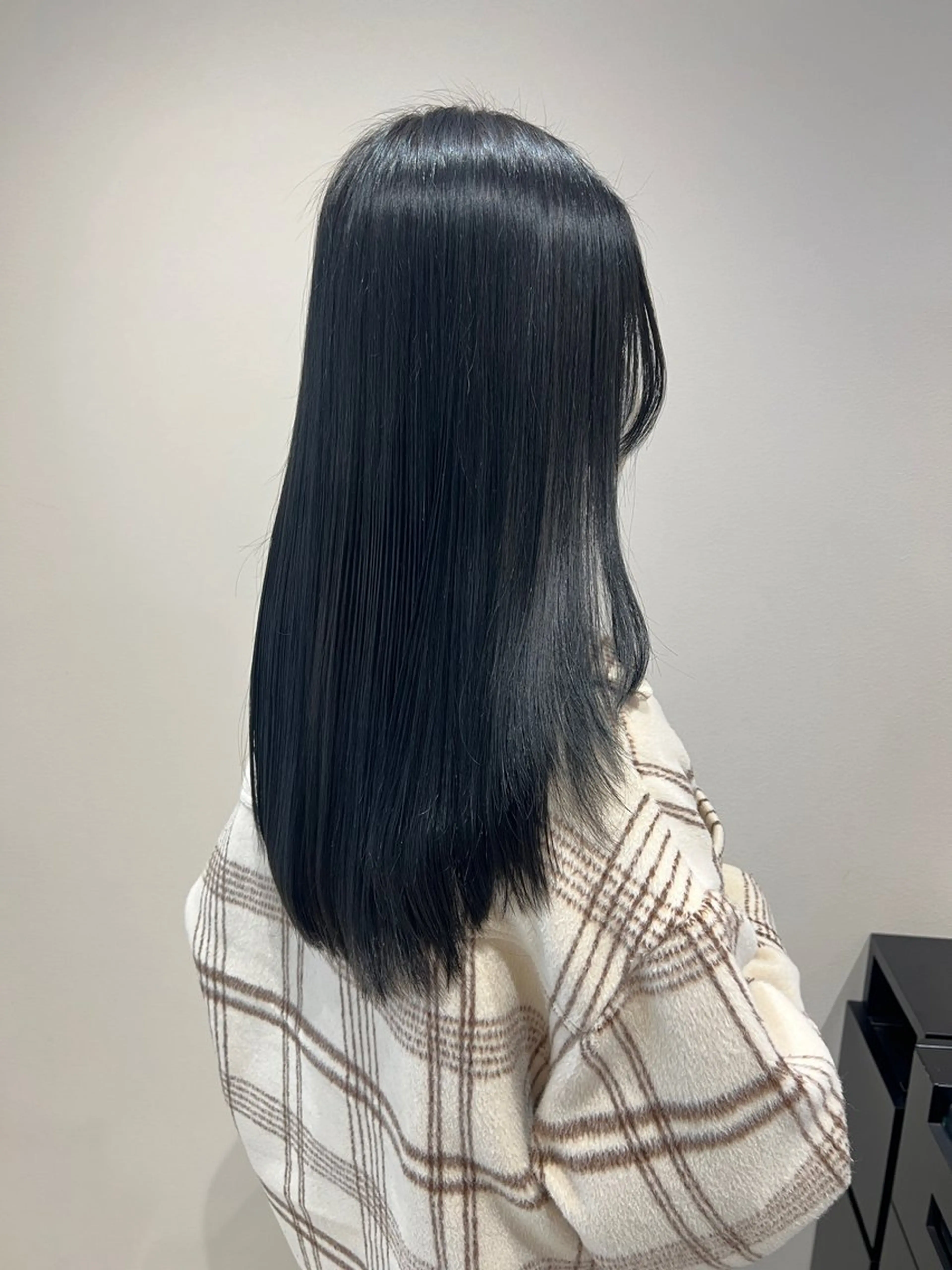 ロング カラー ダークグレー ノイシキ サキのヘアスタイル
