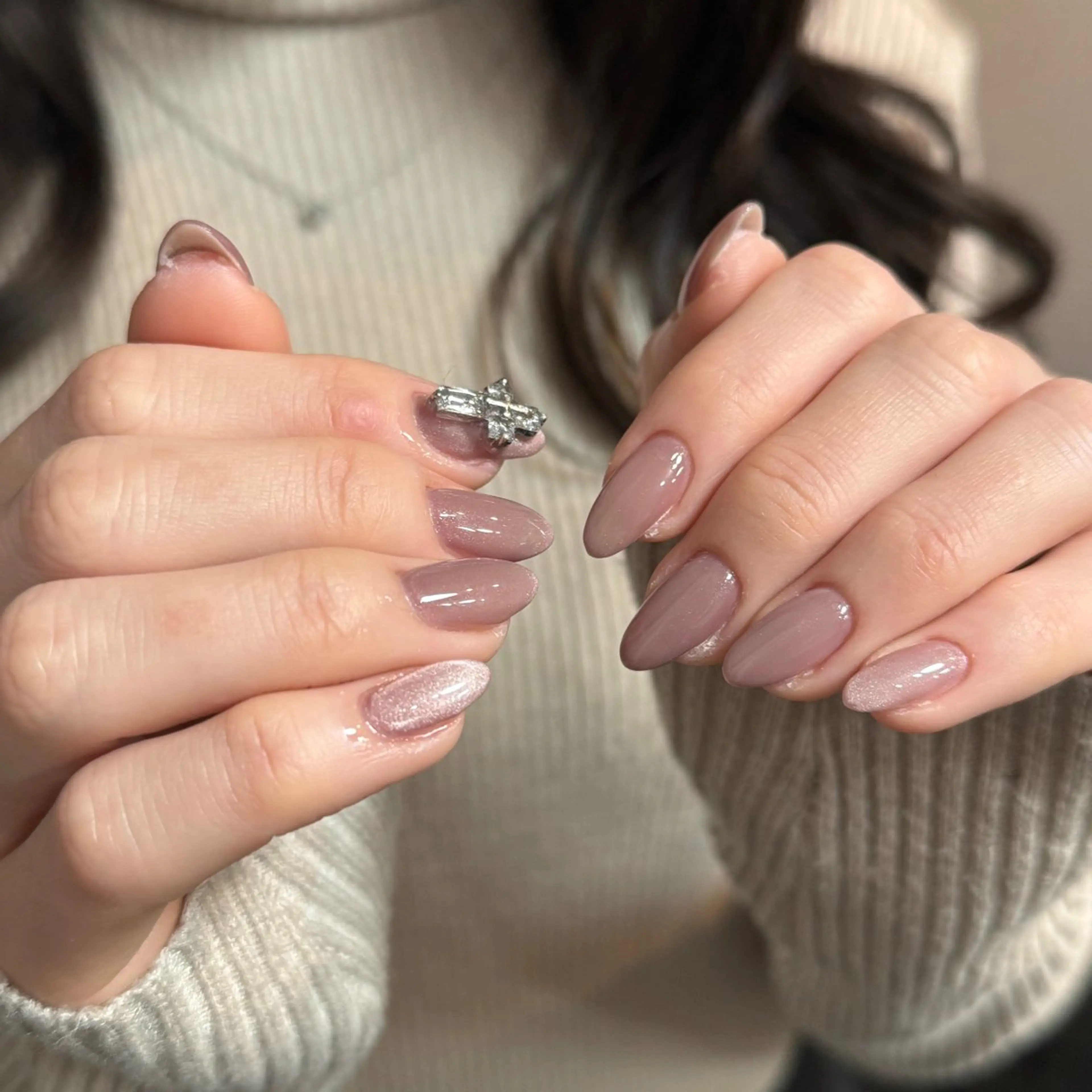 ネイル キラキラネイル マグネットネイル ピンク ピンクベージュ ハンドネイル ハンドケア 🎀NAIL🎀 AI🪄︎︎◝✩のネイルデザイン