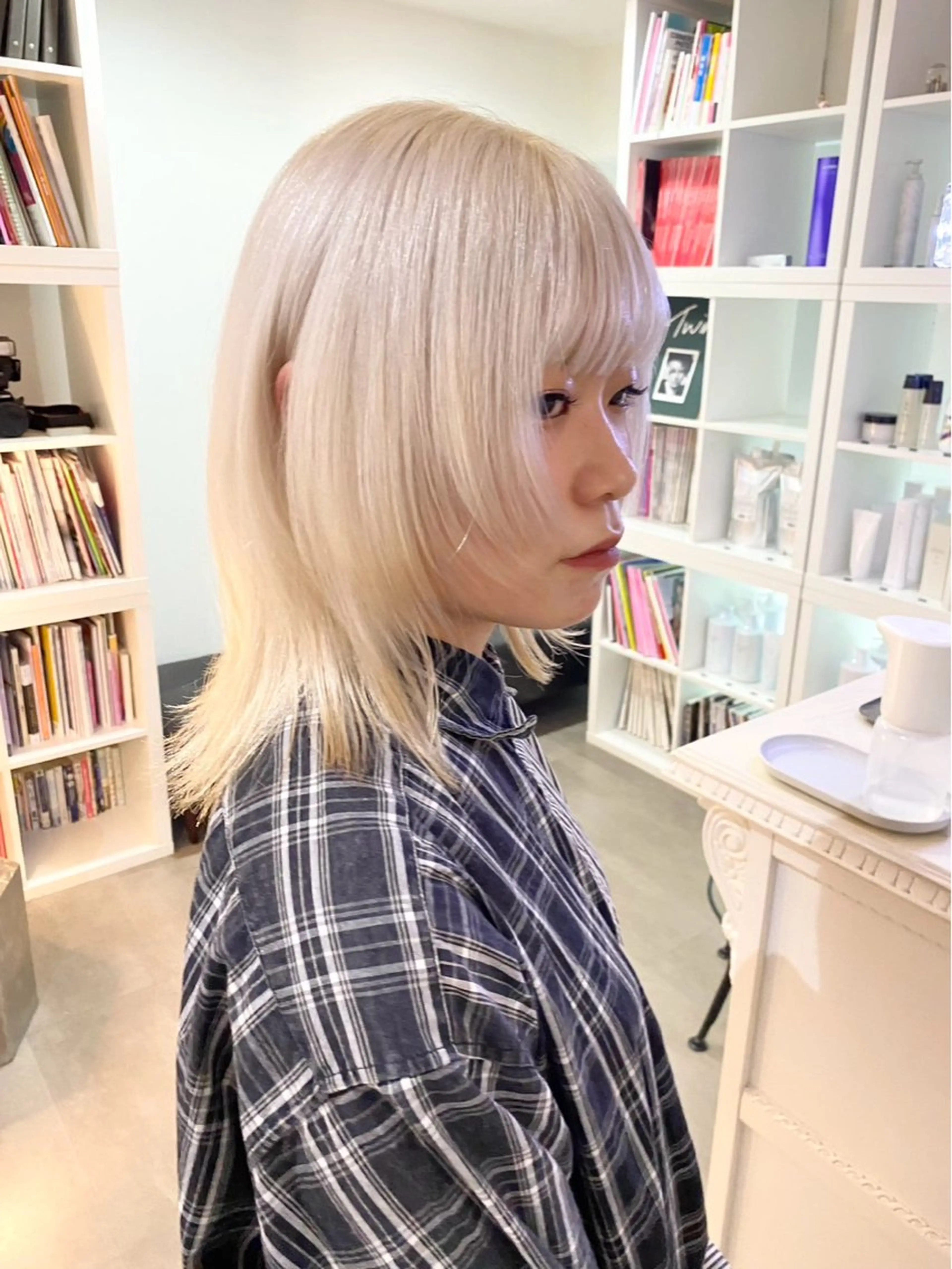 ミディアム カラー ブリーチ 抜きっぱなしブロンド ブロンド ケアブリーチ ホワイトブロンド ヘアカラー トリートメント 名古屋/髪質改善 /ミサトのヘアスタイル