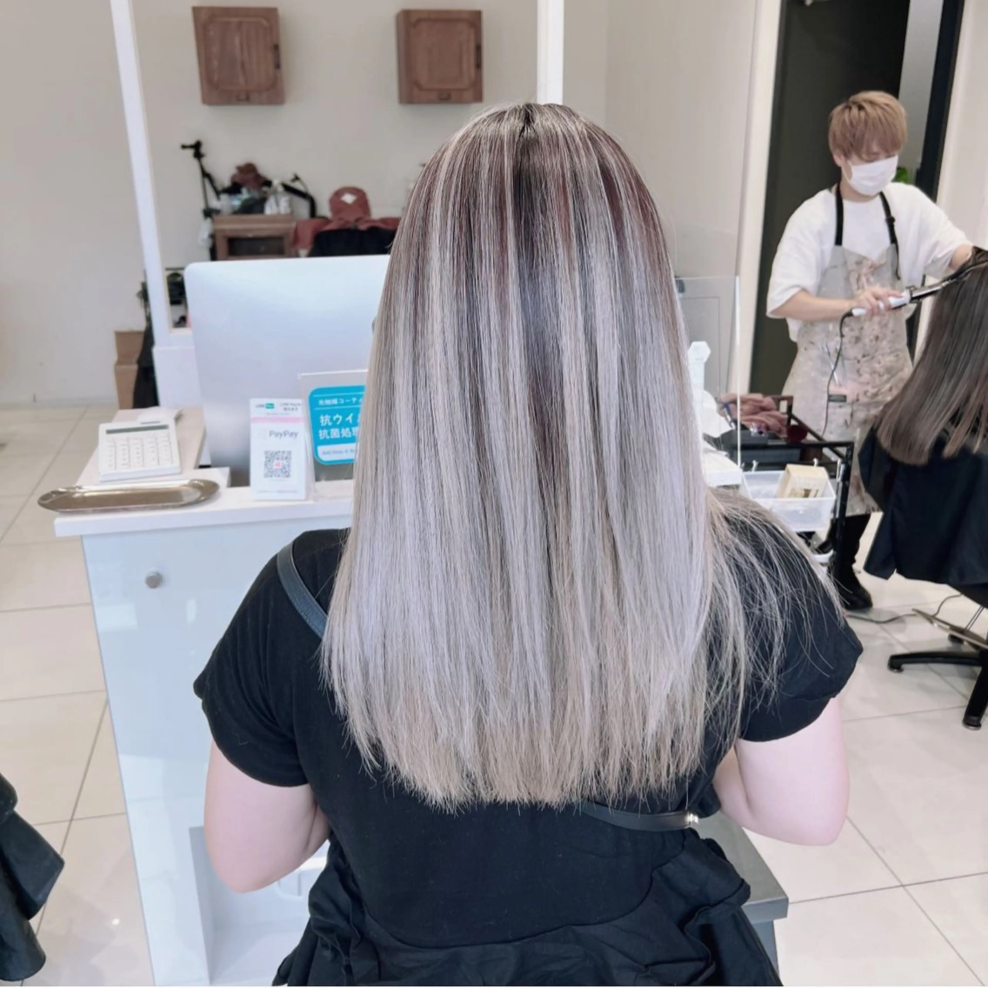 ロング カラー ブリーチ ケアブリーチ ヘアカラー オフホワイトアンドなんば所属・福西 洋斗のヘアスタイル