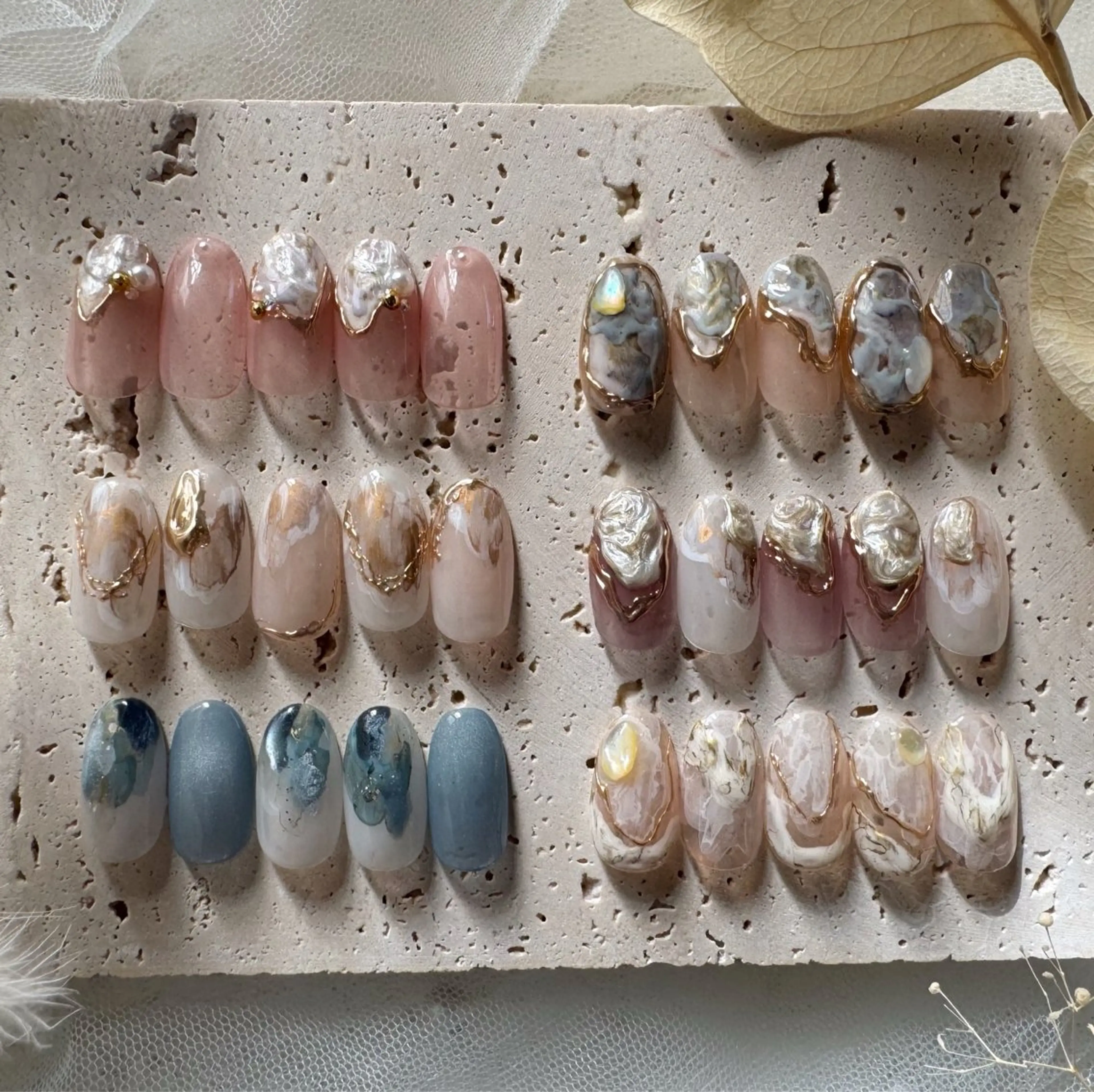 ネイル ラメ(グリッター) ミラーネイル ニュアンスネイル ハンドネイル ハンドケア nuu 栄  /  シェアサロン所属・nuu栄 ユキ / 大人ニュアンスのネイルデザイン