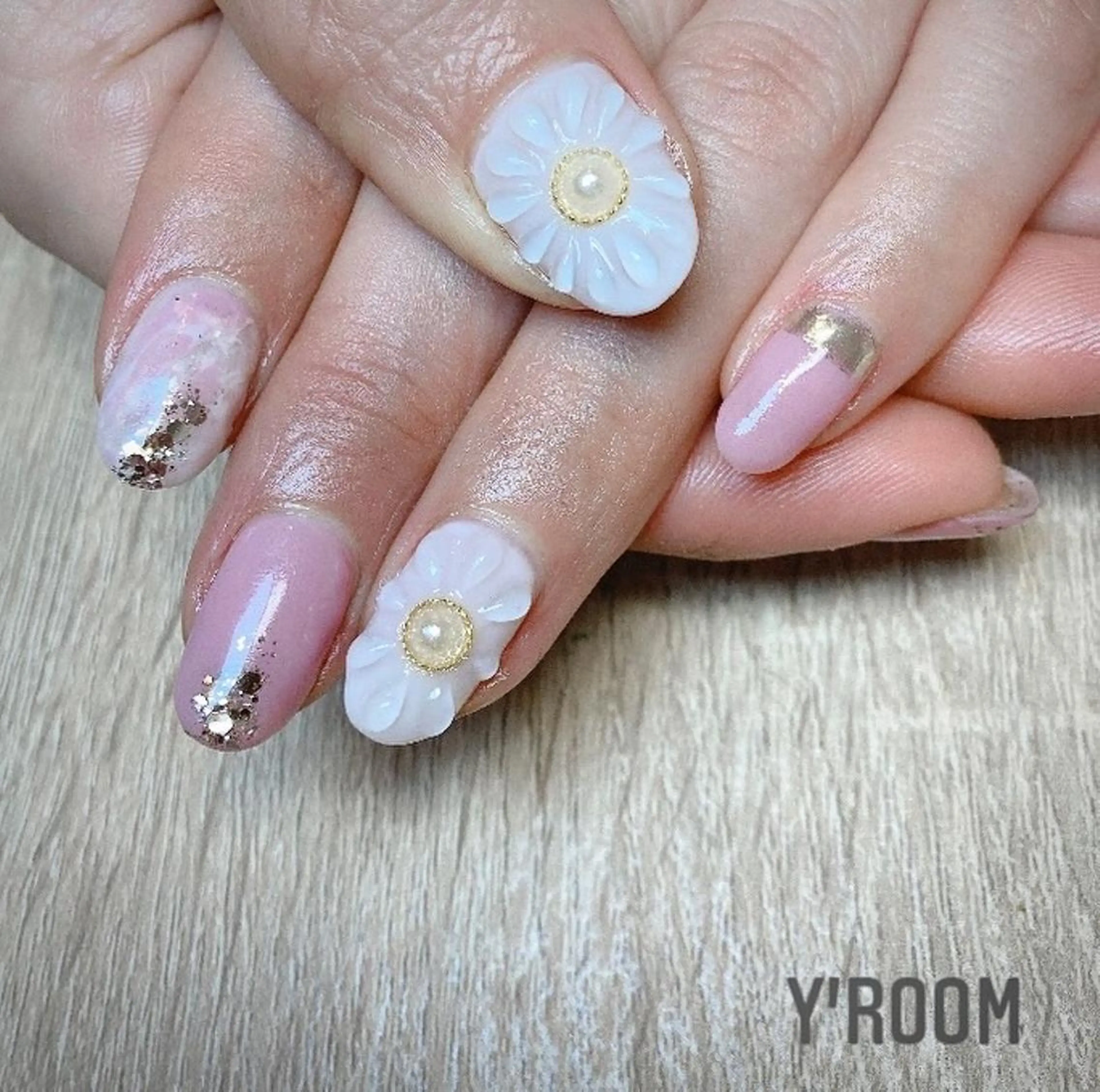 ネイル オーロラネイル フラッシュネイル フットネイル ジェルネイル 氷ネイル・うるうるネイル ハンドネイル YUKA （ネイリスト）のネイルデザイン