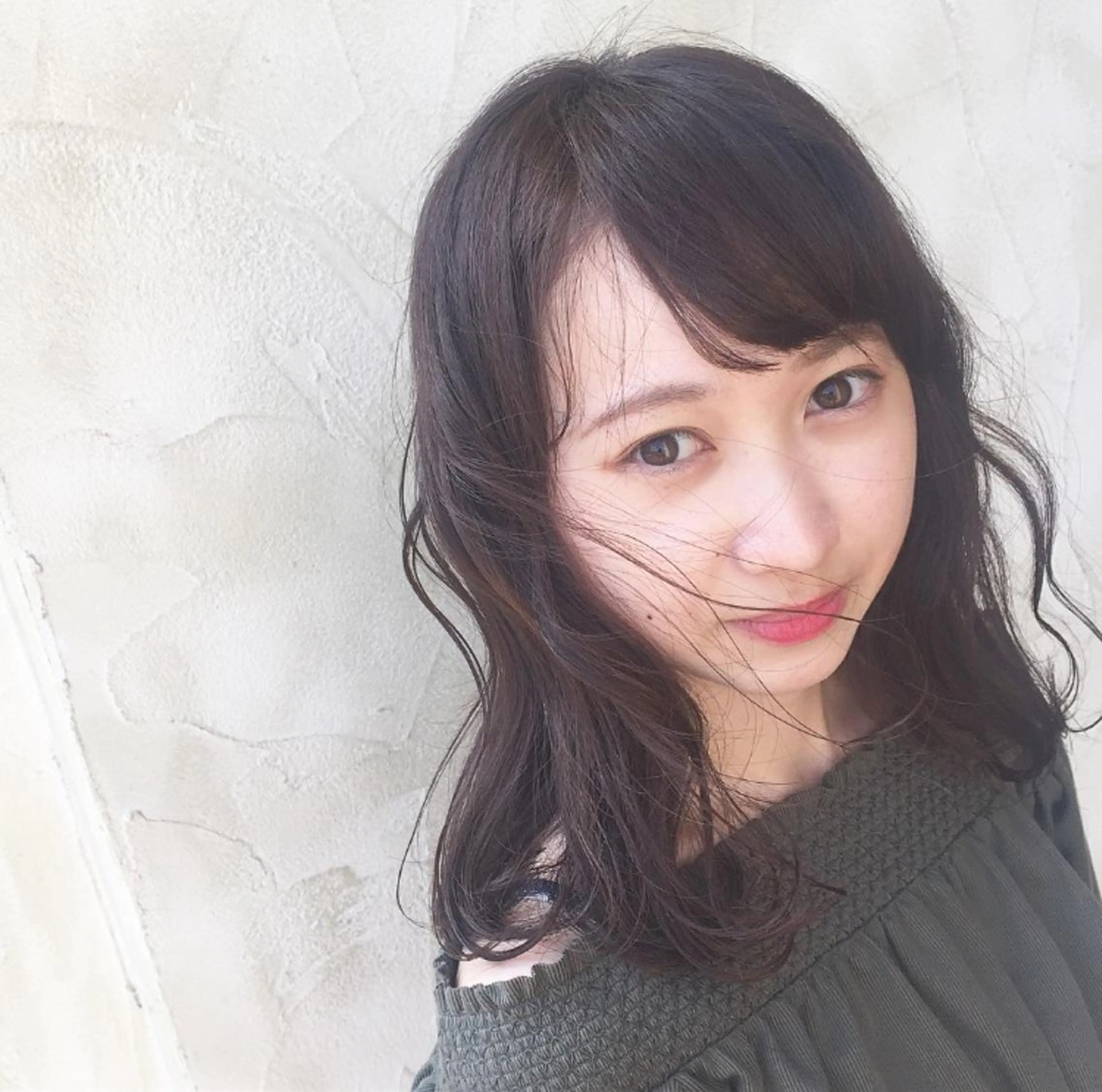 カラー 岩田 萌那のヘアスタイル