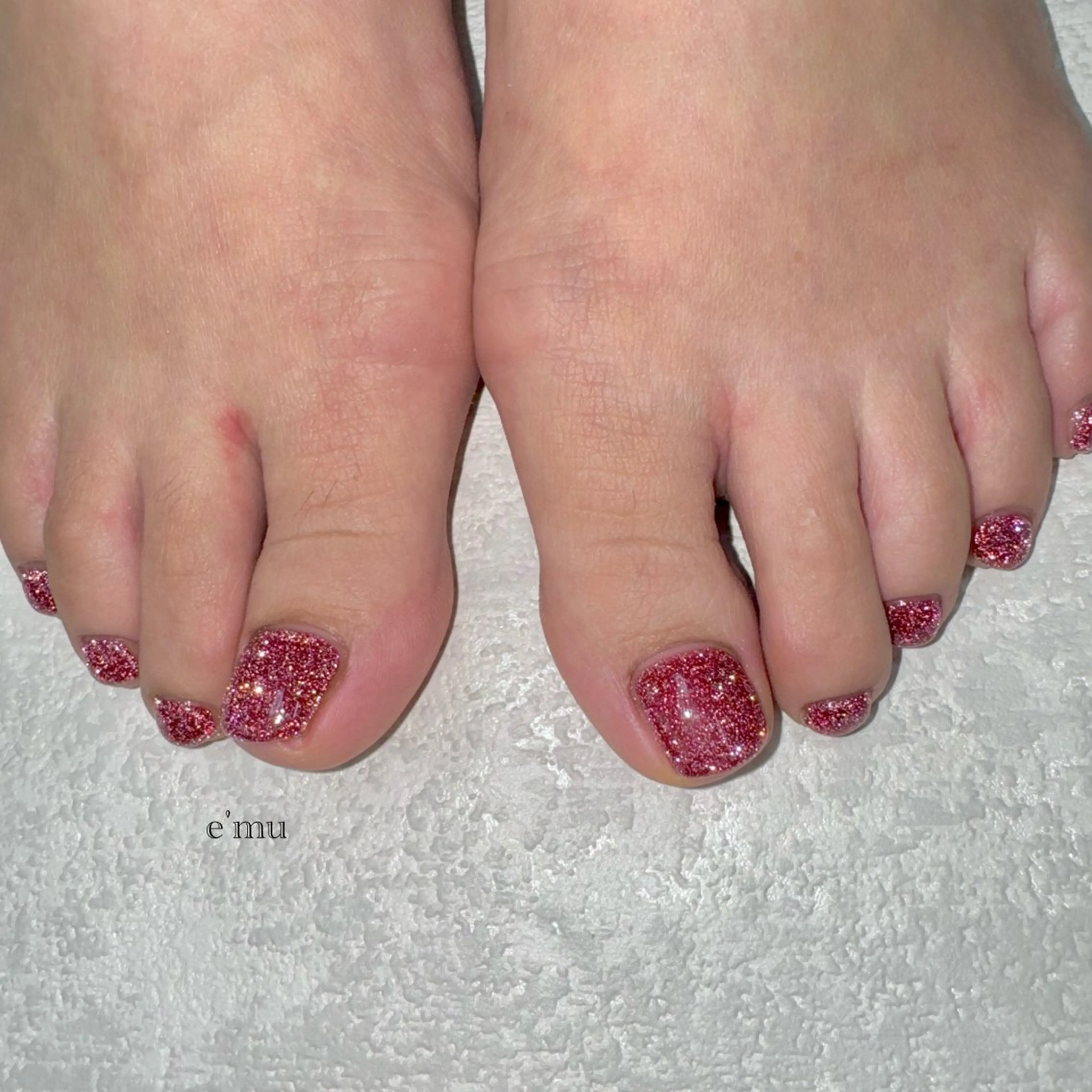 ネイル フラッシュネイル フットネイル ラメ(グリッター) フットネイル nail salon e'mu💐のネイルデザイン
