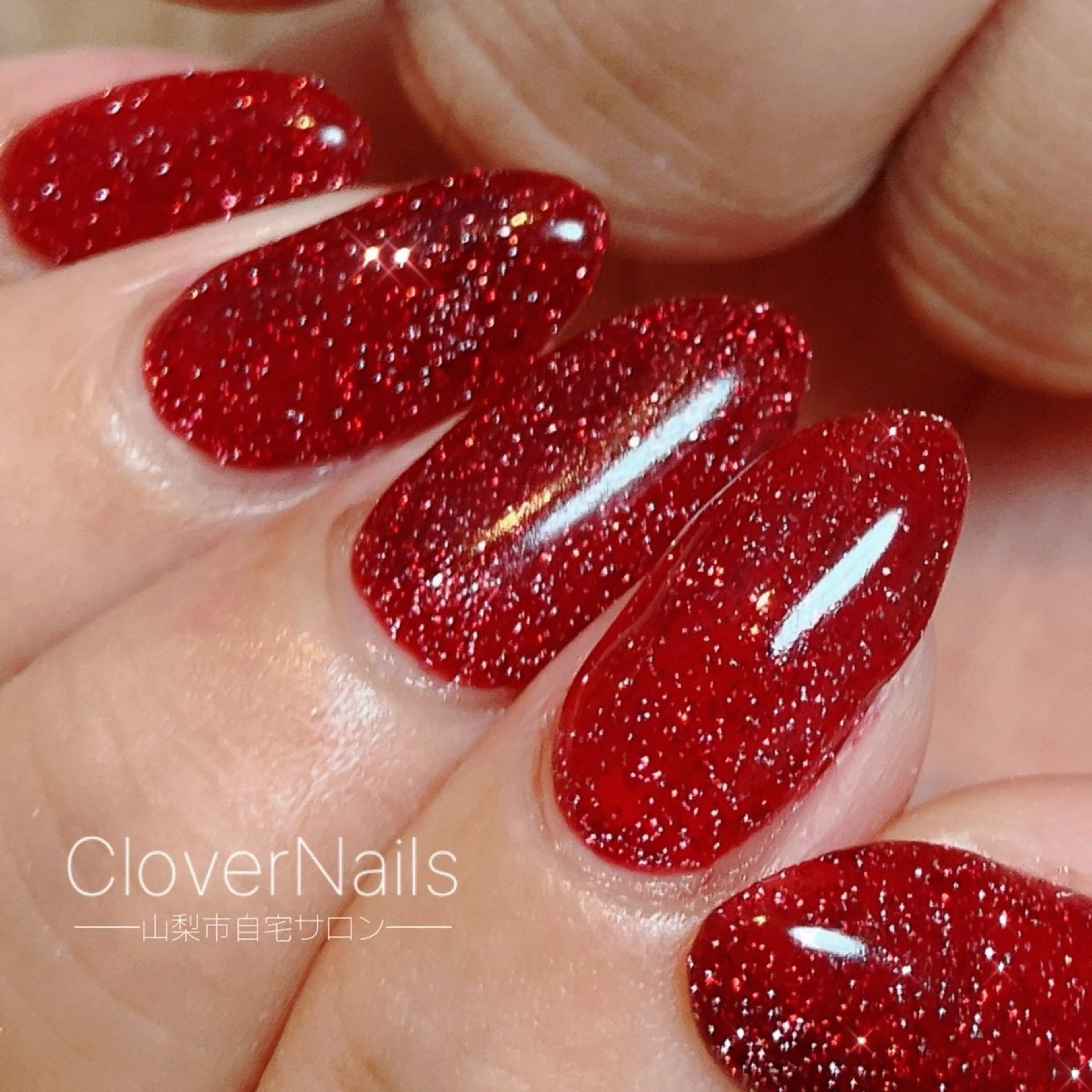ネイル フラッシュネイル キラキラネイル 赤色 冬ネイル クリスマス ハンドネイル 自宅ネイルサロン クロバーネイルのネイルデザイン
