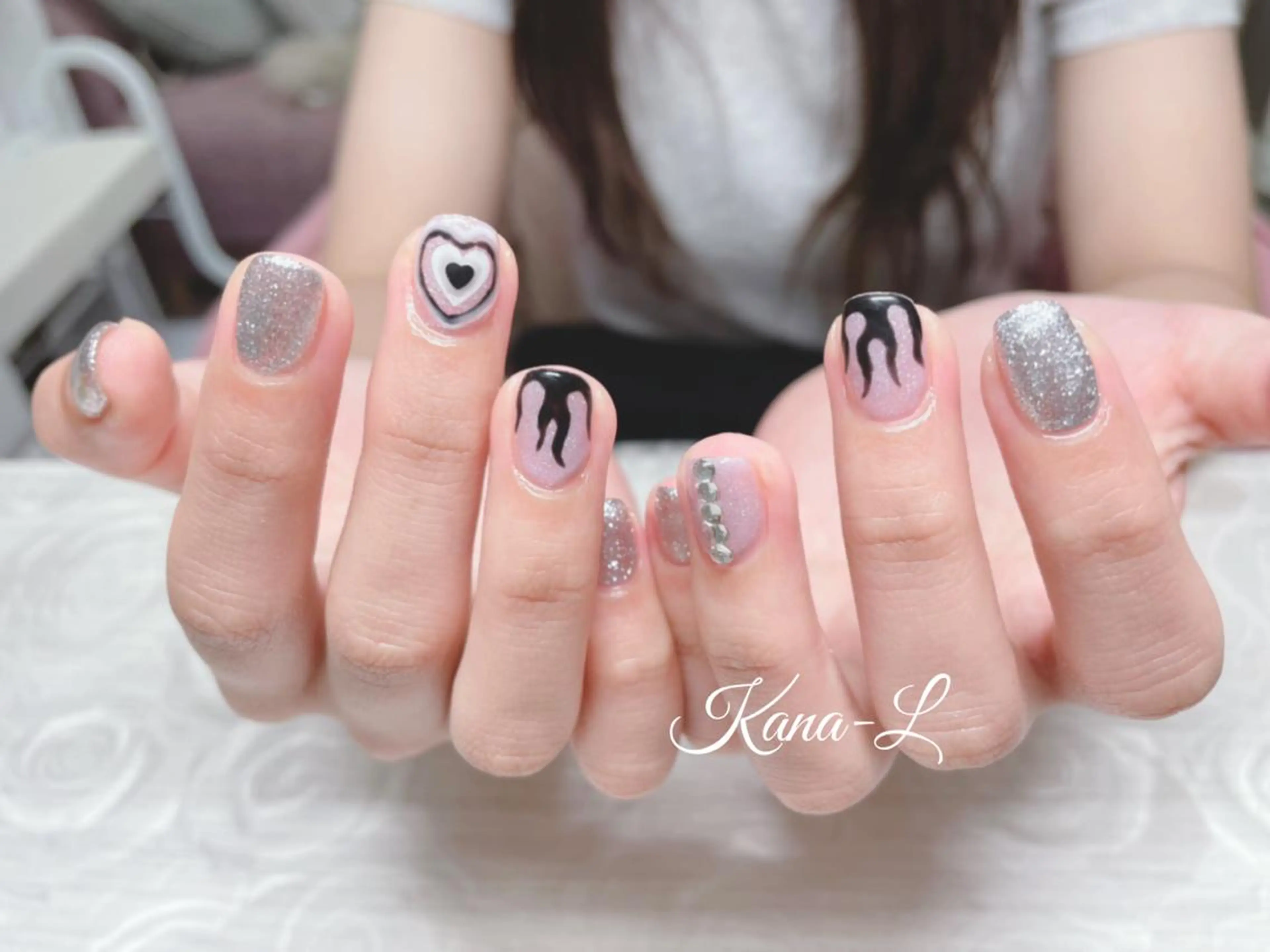 カラー ネイル ハート ストーンネイル 芦辺 香奈のネイルデザイン
